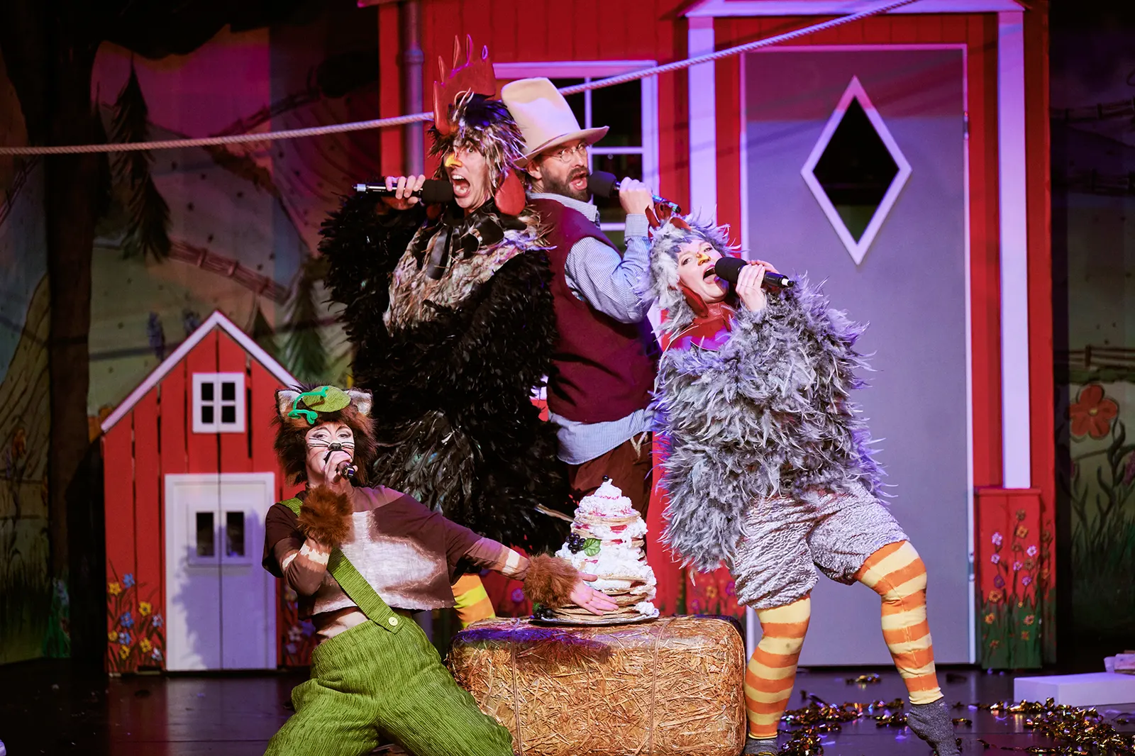 PETTERSSON UND FINDUS Familienstück von Sven Nordqvist Spielzeit 2021/2022 / Premiere: 4.12.2021 Farina Violetta Giesmann, Gideon Rapp, Matthias Rott, Diana Gantner Foto: Martin Si…