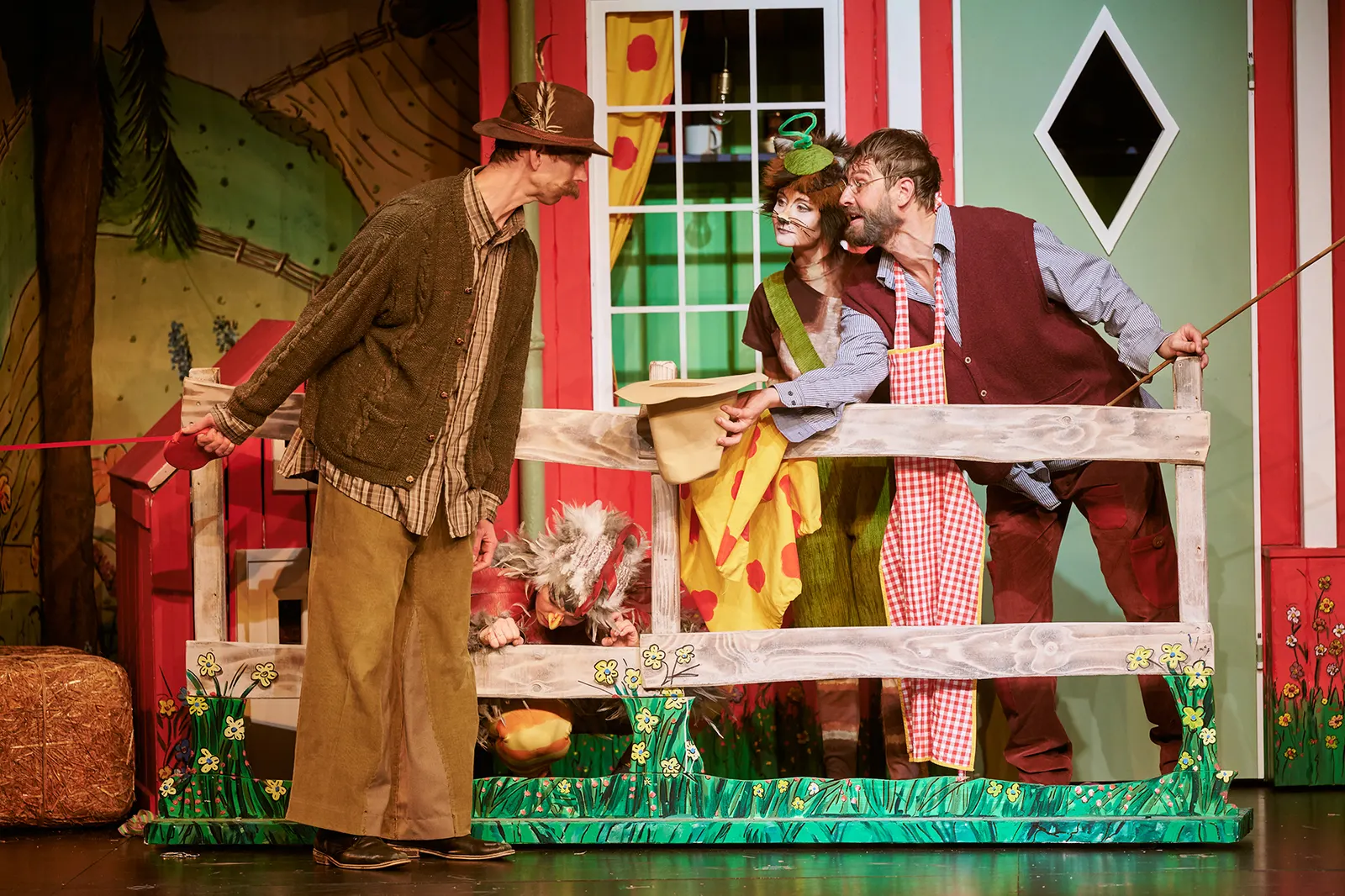 PETTERSSON UND FINDUS Familienstück von Sven Nordqvist Spielzeit 2021/2022 / Premiere: 4.12.2021 Gideon Rapp, Diana Gantner, Farina Violetta Giesmann, Matthias Rott Foto: Martin Si…