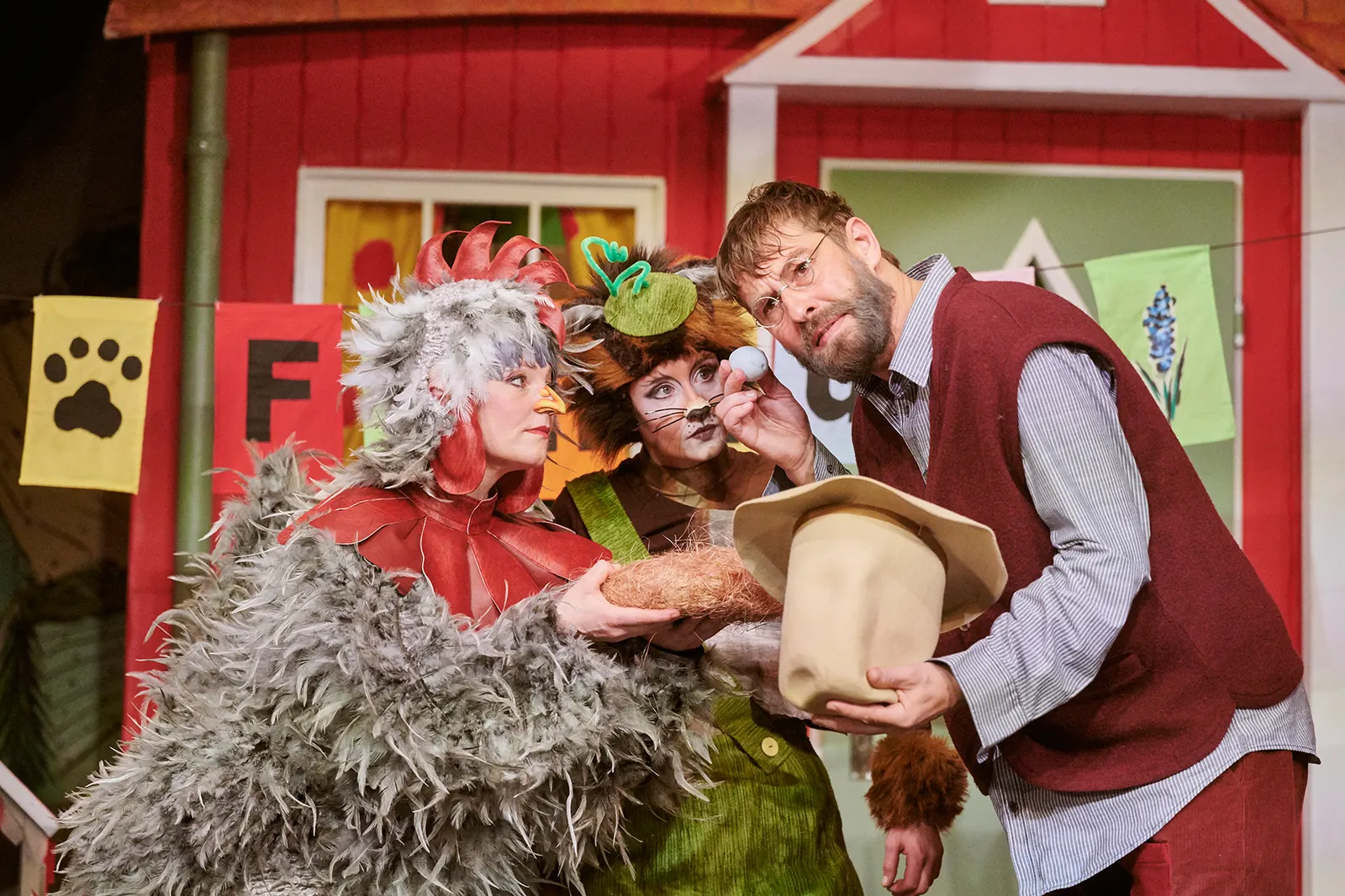 PETTERSSON UND FINDUS Familienstück von Sven Nordqvist Spielzeit 2021/2022 / Premiere: 4.12.2021 Diana Gantner, Farina Violetta Giesmann, Matthias Rott Foto: Martin Sigmund