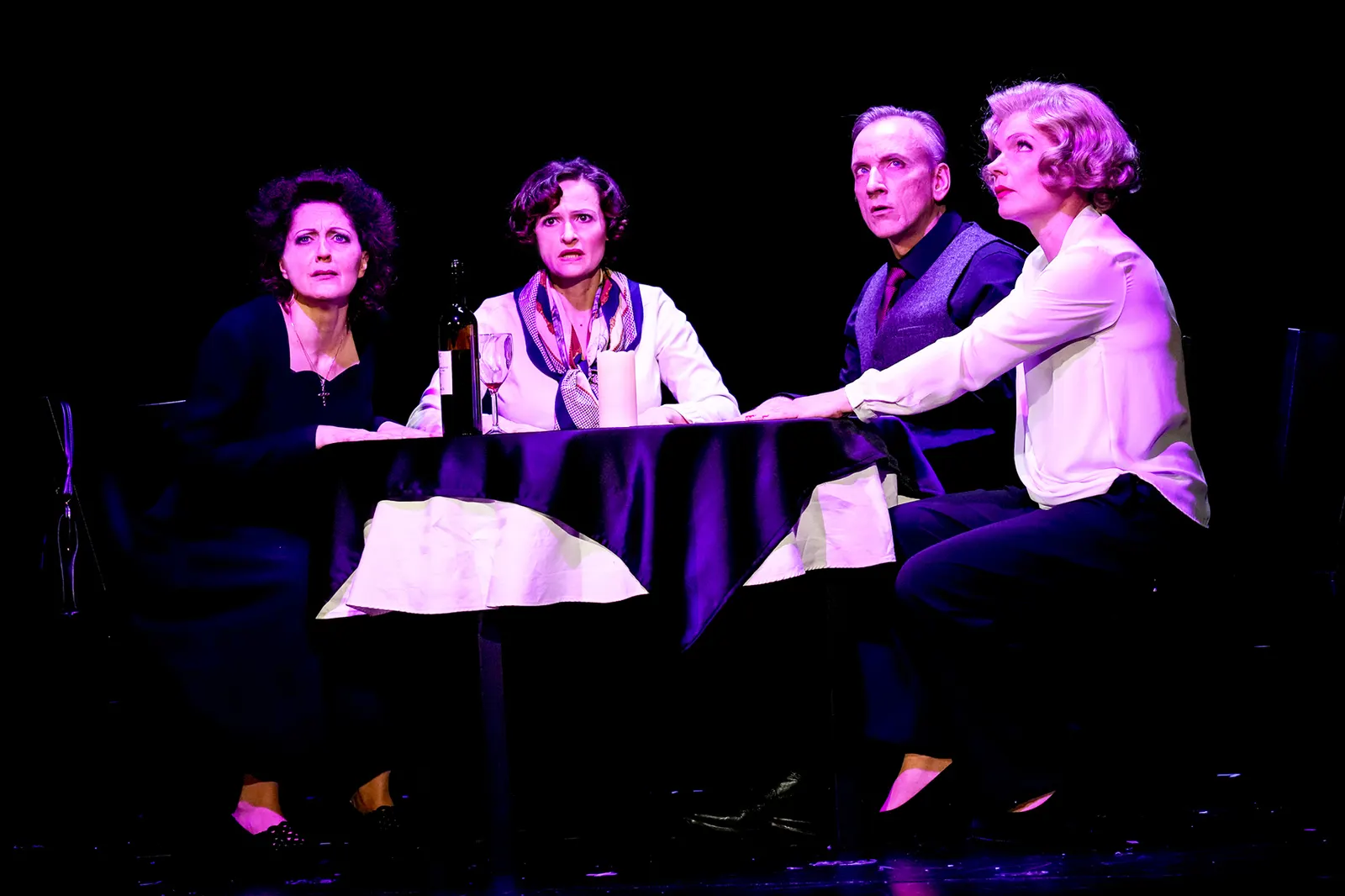 SPATZ UND ENGEL Theaterstück mit Musik Spielzeit 2021/2022 / Premiere: 20.1.2022 Tina Podstawa, Susanne Theil, Uwe-Peter Spinner, Antje Rietz Foto: Tobias Metz