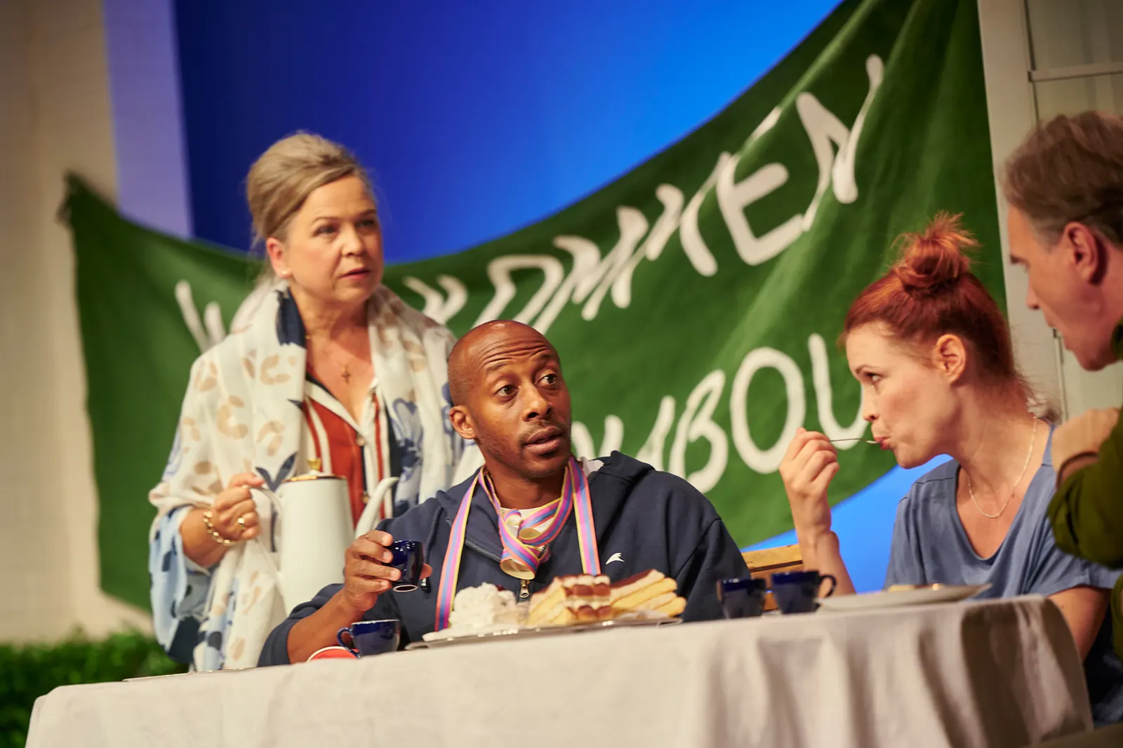 WILLKOMMEN BEI DEN HARTMANNS Komödie von Simon Verhoeven nach dem gleichnamigen Film Spielzeit 2021/2022 / Premiere: 24.9.2021 Ursula Berlinghof, Quatis Tarkington, Sorina Kiefer, …