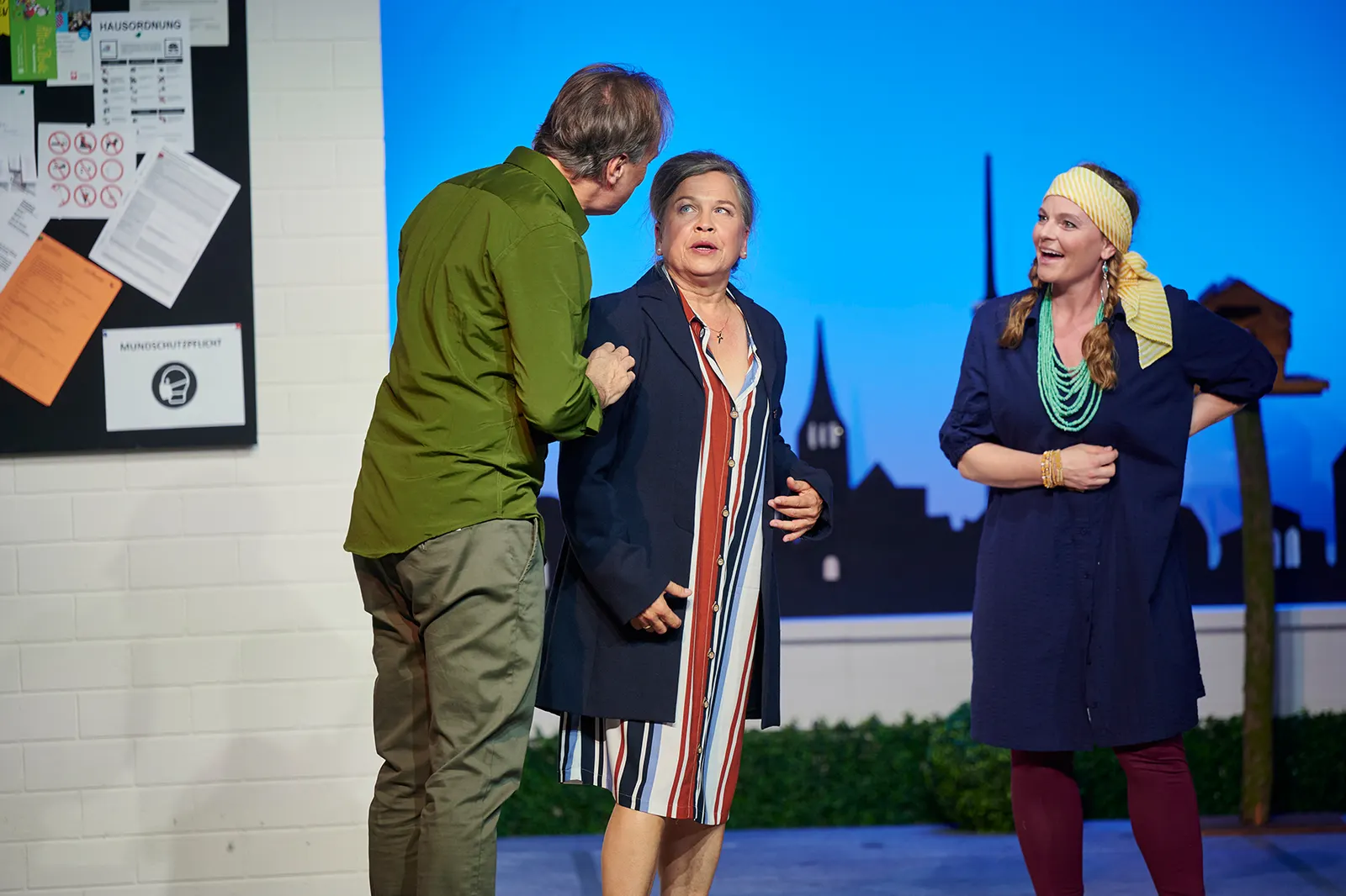 WILLKOMMEN BEI DEN HARTMANNS Komödie von Simon Verhoeven nach dem gleichnamigen Film Spielzeit 2021/2022 / Premiere: 24.9.2021 Dirk Waanders, Ursula Berlinghof, Diana Gantner Foto:…