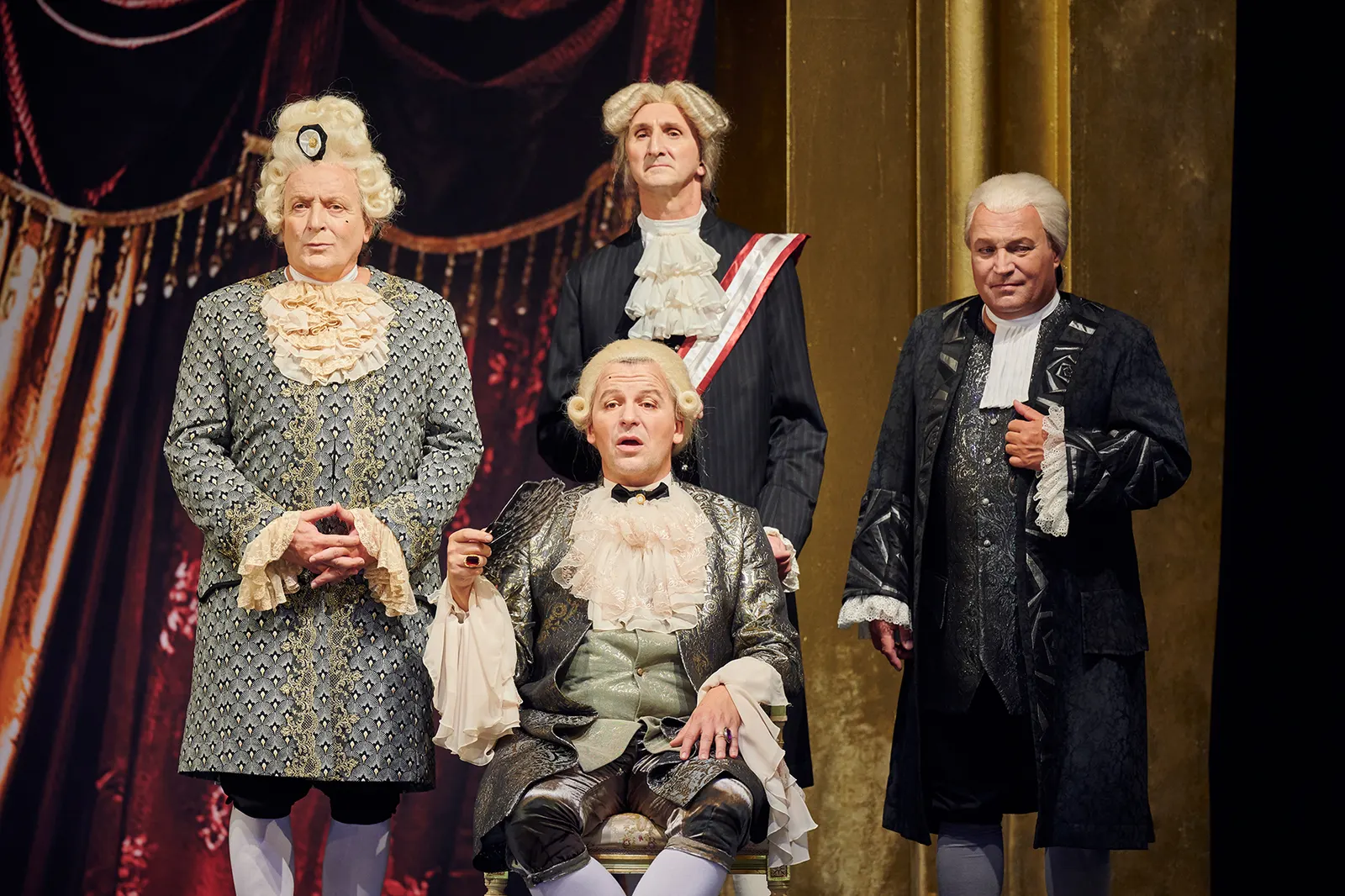 AMADEUS Schauspiel von Peter Shaffer Spielzeit 2021/2022 / Premiere: 17.9.2021 Peter Kaghanovitch, Martin König(sitzend), Karlheinz Schmitt, Andreas Klaue Foto: Martin Sigmund