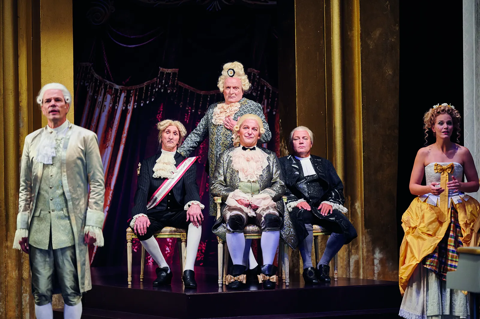 AMADEUS Schauspiel von Peter Shaffer Spielzeit 2021/2022 / Premiere: 17.9.2021 Wolfgang Seidenberg, Karlheinz Schmitt, Peter Kaghanovitch(stehend), Martin König, Andreas Klaue, Kri…