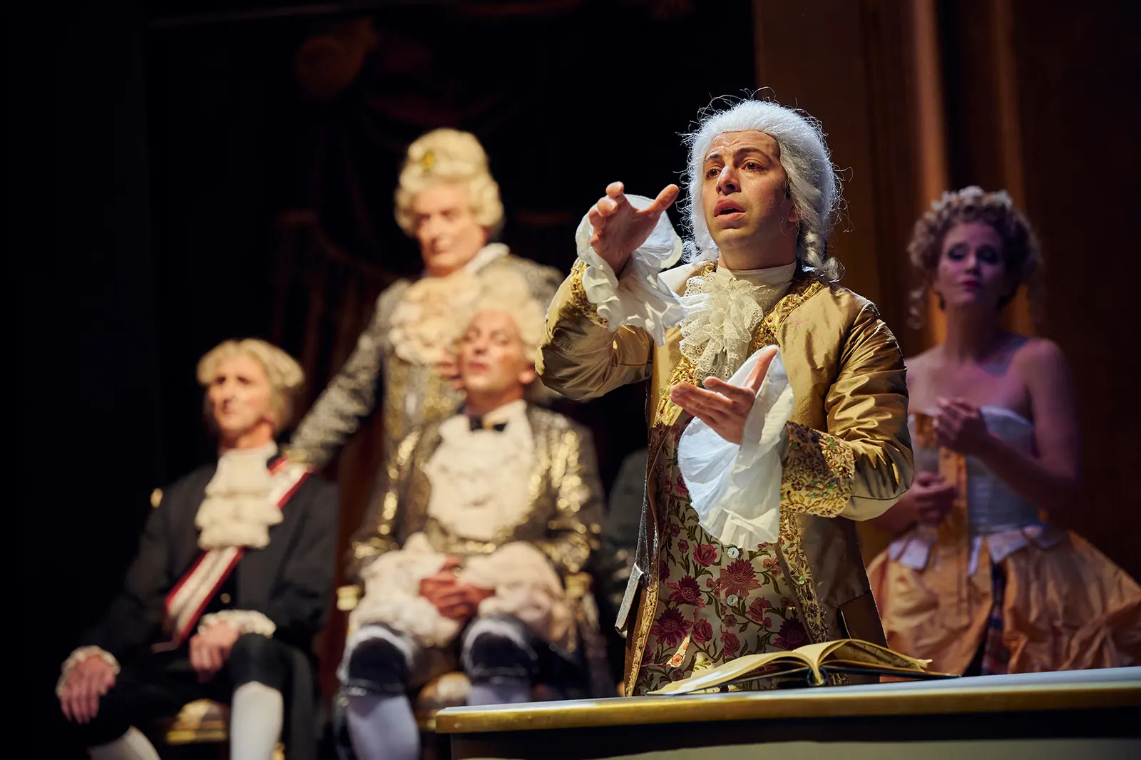AMADEUS Schauspiel von Peter Shaffer Spielzeit 2021/2022 / Premiere: 17.9.2021 Karlheinz Schmitt, Peter Kaghanovitch, Martin König, Delio Malär, Kristin Hansen Foto: Martin Sigmund