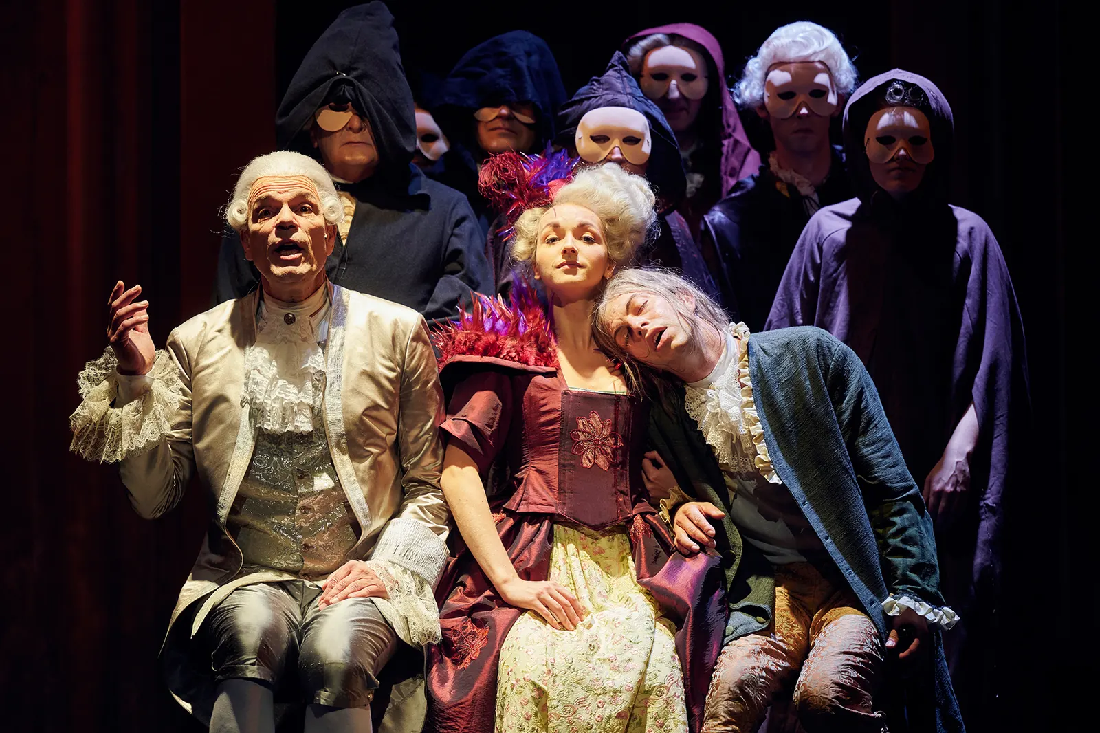 AMADEUS Schauspiel von Peter Shaffer Spielzeit 2021/2022 / Premiere: 17.9.2021 Wolfgang Seidenberg, Theresa Aurora Lune, Delio Malär und Ensemble Foto: Martin Sigmund