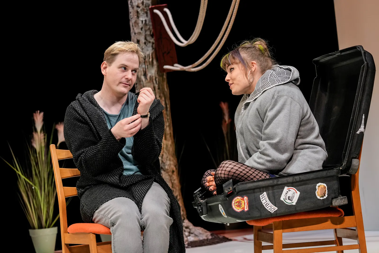 DINGE, DIE ICH SICHER WEISS Eine Familiengeschichte von Andrew Bovell Spielzeit 2021/2022 / Premiere: 29.4.2022 Nikolaij Janocha, Lilli Meinhardt Foto: Tobias Metz