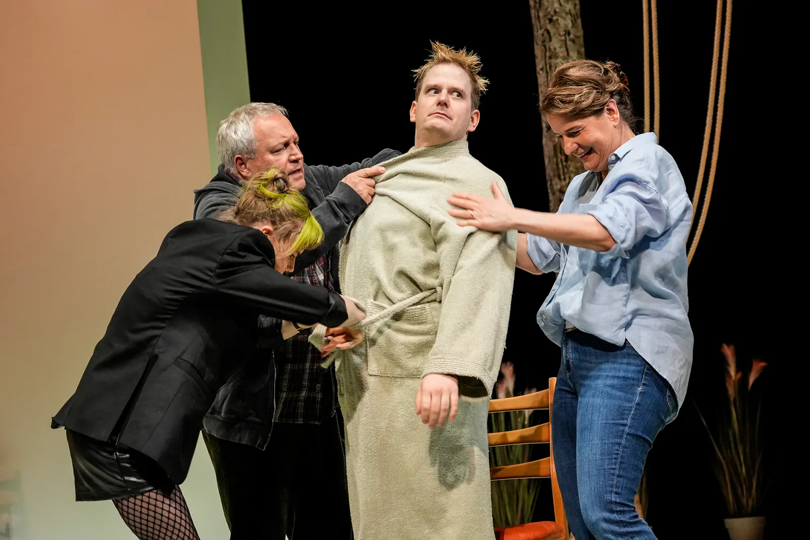 DINGE, DIE ICH SICHER WEISS Eine Familiengeschichte von Andrew Bovell Spielzeit 2021/2022 / Premiere: 29.4.2022 Lilli Meinhardt, Andreas Klaue, Nikolaij Janocha, Ulrike Knospe Foto…