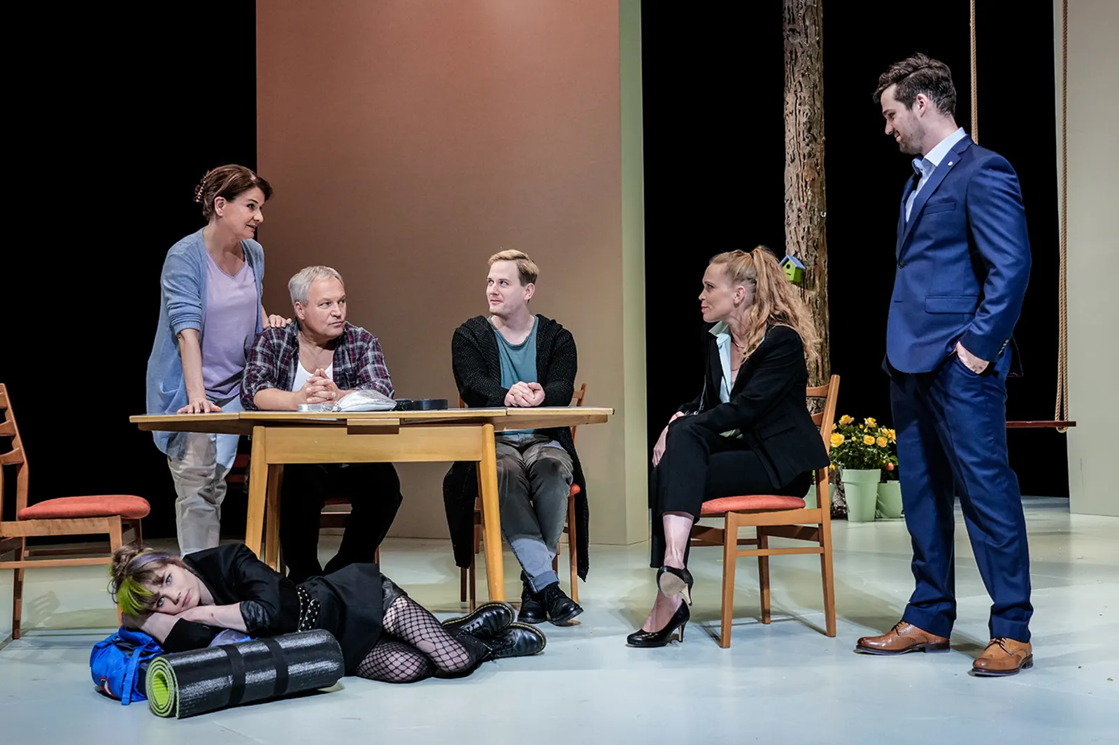 DINGE, DIE ICH SICHER WEISS Eine Familiengeschichte von Andrew Bovell Spielzeit 2021/2022 / Premiere: 29.4.2022 Lilli Meinhardt, Ulrike Knospe, Andreas Klaue, Nikolaij Janocha, Ste…