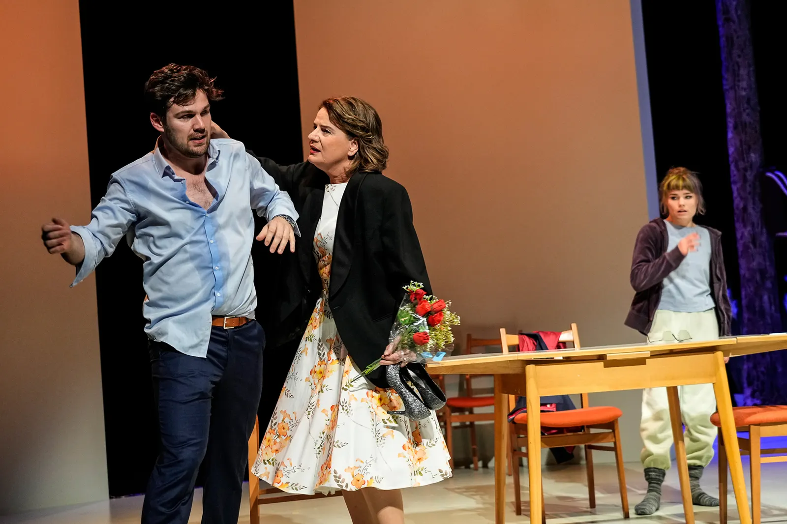 DINGE, DIE ICH SICHER WEISS Eine Familiengeschichte von Andrew Bovell Spielzeit 2021/2022 / Premiere: 29.4.2022 Sebastian Volk, Ulrike Knospe, Lilli Meinhardt Foto: Tobias Metz