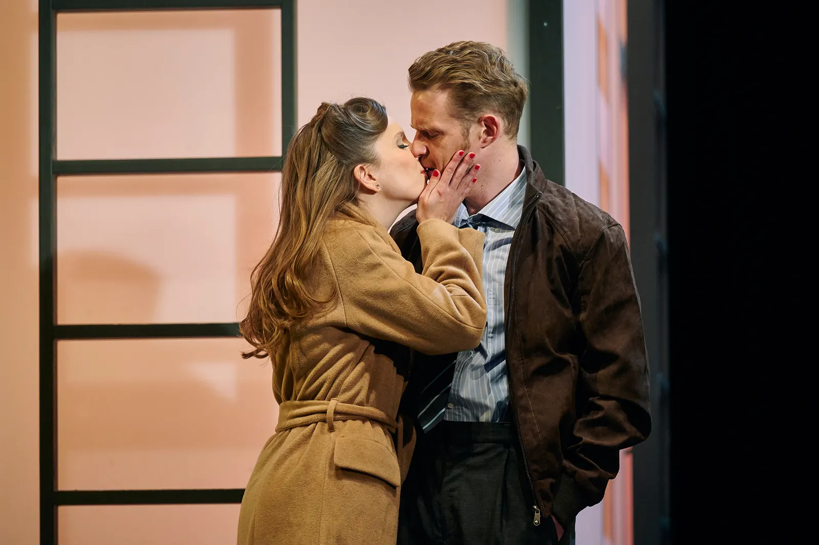 FRÜHSTÜCK BEI TIFFANY von Truman Capote Für die Bühne bearbeitet von Richard Greenberg Spielzeit 2021/2022 / Premiere: 10.6.2022 Josepha Grünberg, Philip Wilhelmi Foto: Martin Sigm…