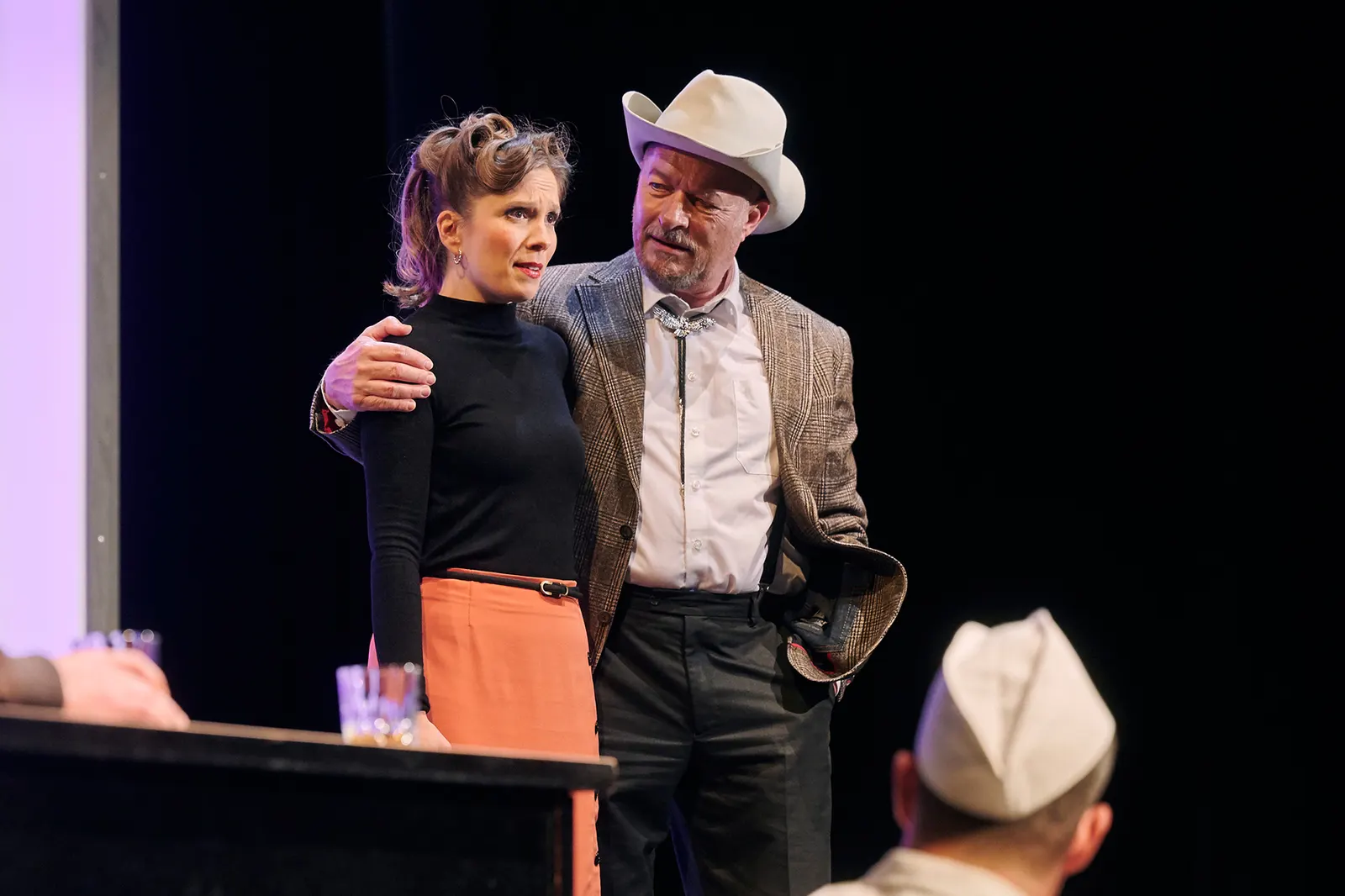 FRÜHSTÜCK BEI TIFFANY von Truman Capote Für die Bühne bearbeitet von Richard Greenberg Spielzeit 2021/2022 / Premiere: 10.6.2022 Josepha Grünberg, Reinhold Weiser Foto: Martin Sigm…