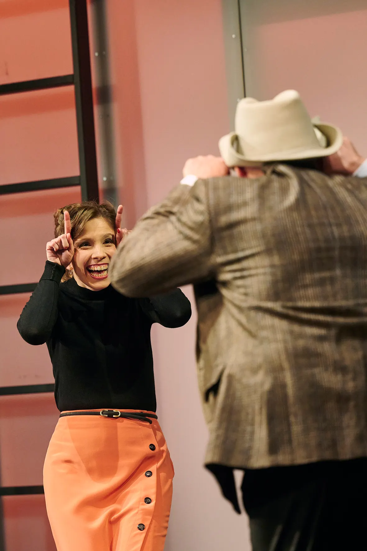 FRÜHSTÜCK BEI TIFFANY von Truman Capote Für die Bühne bearbeitet von Richard Greenberg Spielzeit 2021/2022 / Premiere: 10.6.2022 Josepha Grünberg, Reinhold Weiser Foto: Martin Sigm…
