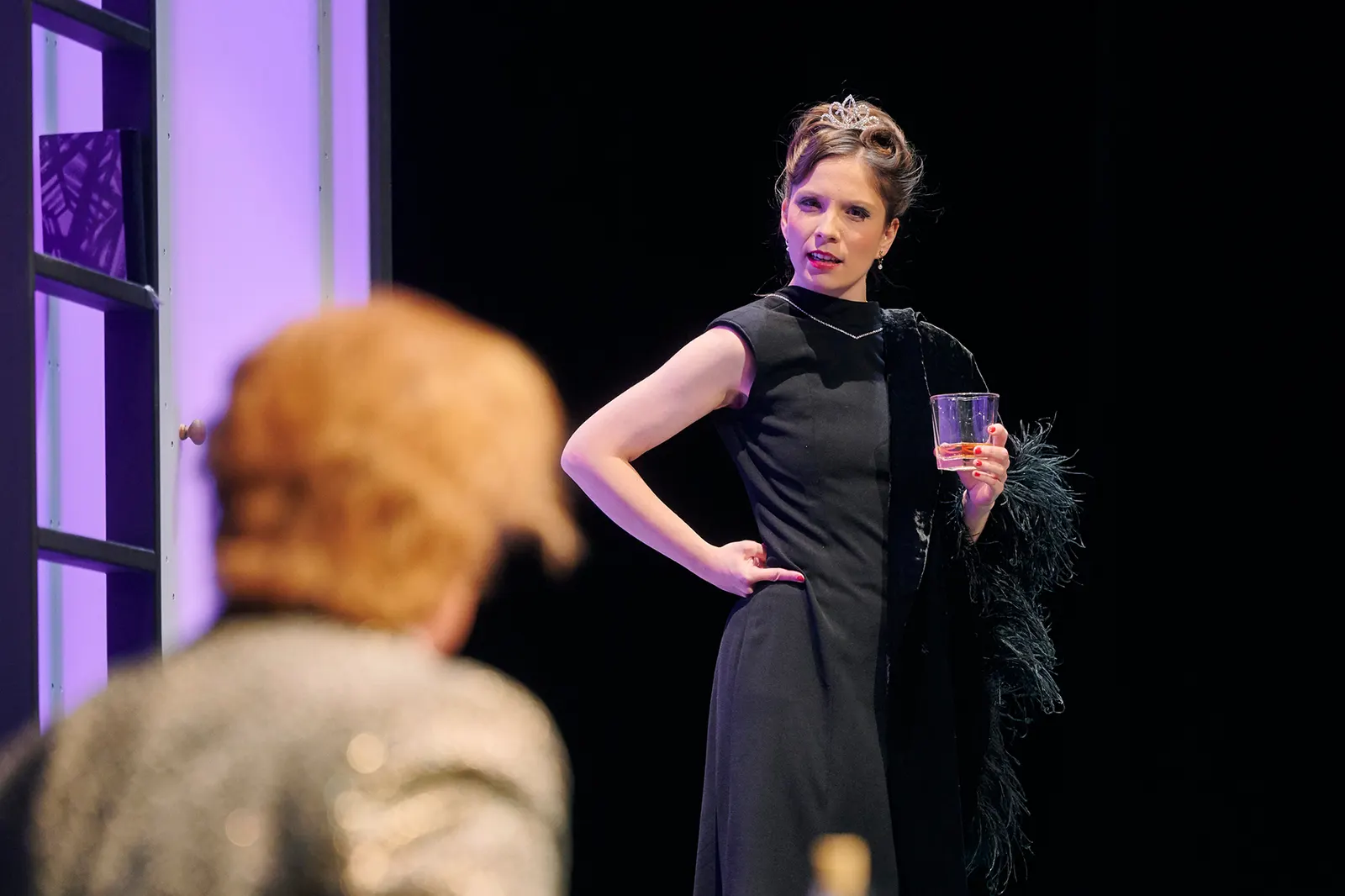 FRÜHSTÜCK BEI TIFFANY von Truman Capote Für die Bühne bearbeitet von Richard Greenberg Spielzeit 2021/2022 / Premiere: 10.6.2022 Daniel Große Boymann, Josepha Grünberg Foto: Martin…