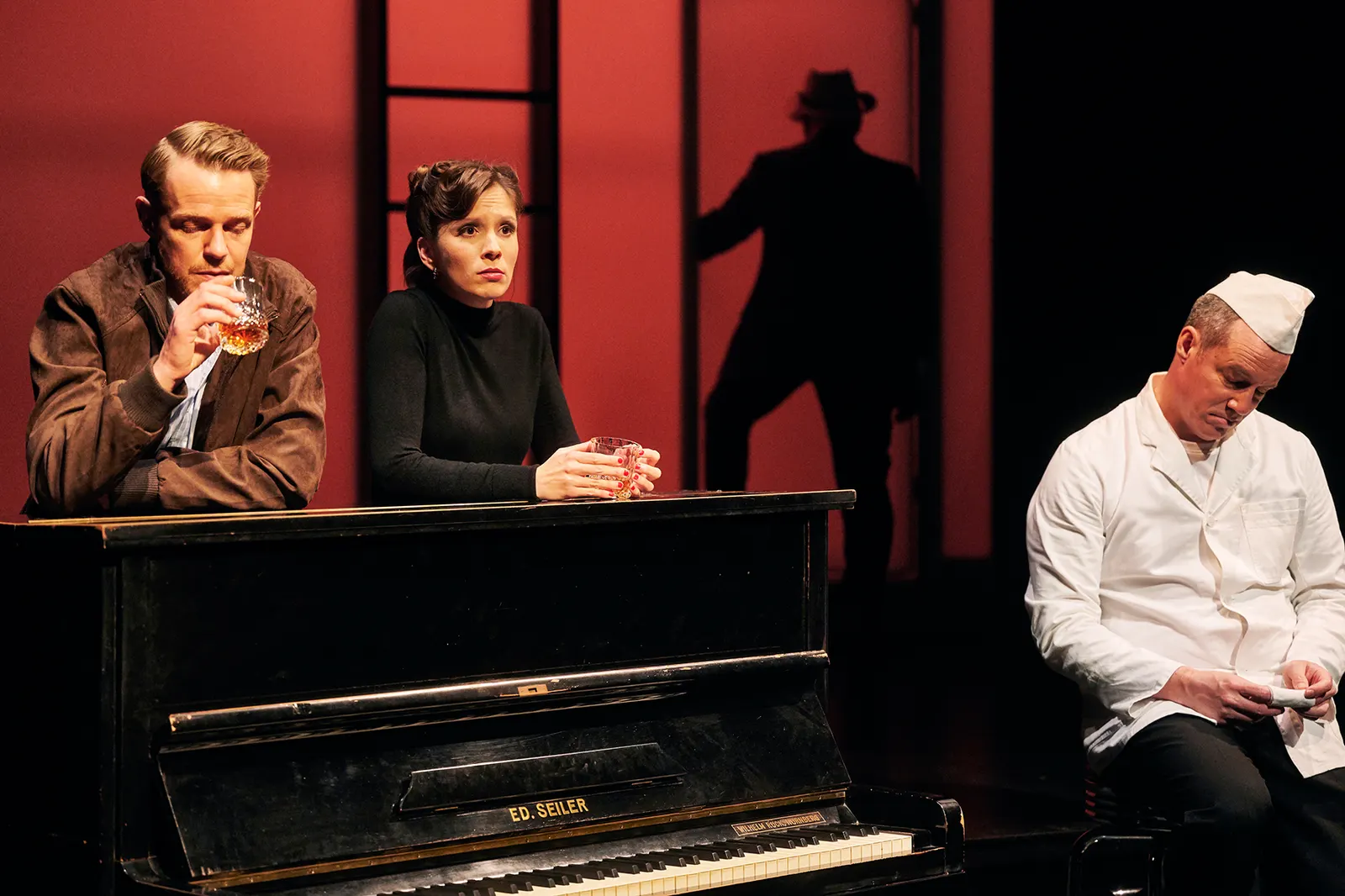 FRÜHSTÜCK BEI TIFFANY von Truman Capote Für die Bühne bearbeitet von Richard Greenberg Spielzeit 2021/2022 / Premiere: 10.6.2022 Philip Wilhelmi, Josepha Grünberg, Reinhold Weiser,…