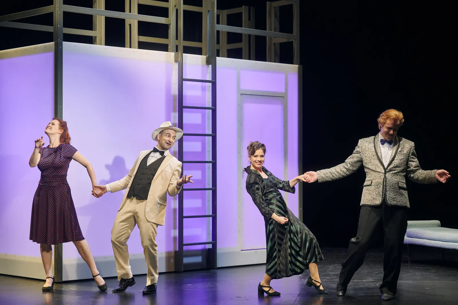 FRÜHSTÜCK BEI TIFFANY von Truman Capote Für die Bühne bearbeitet von Richard Greenberg Spielzeit 2021/2022 / Premiere: 10.6.2022 Sorina Kiefer, Achmed Ole Bielfeldt, Josepha Grünbe…