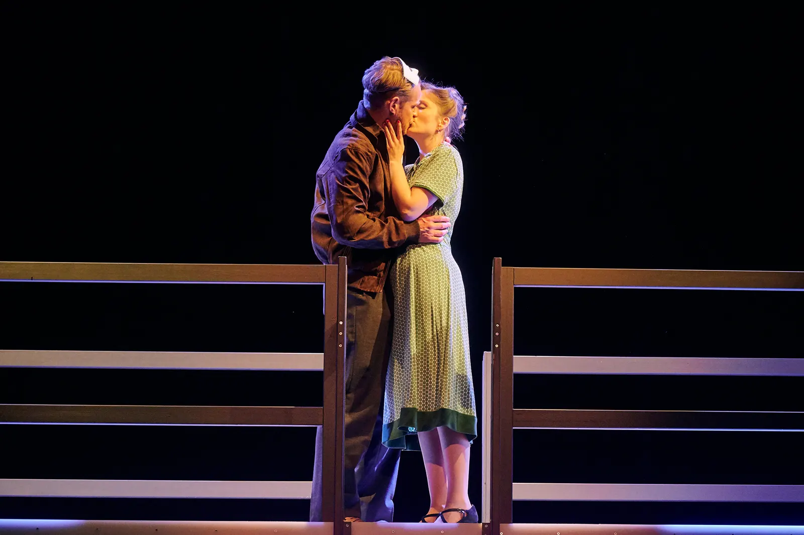 FRÜHSTÜCK BEI TIFFANY von Truman Capote Für die Bühne bearbeitet von Richard Greenberg Spielzeit 2021/2022 / Premiere: 10.6.2022 Philip Wilhelmi, Josepha Grünberg Foto: Martin Sigm…