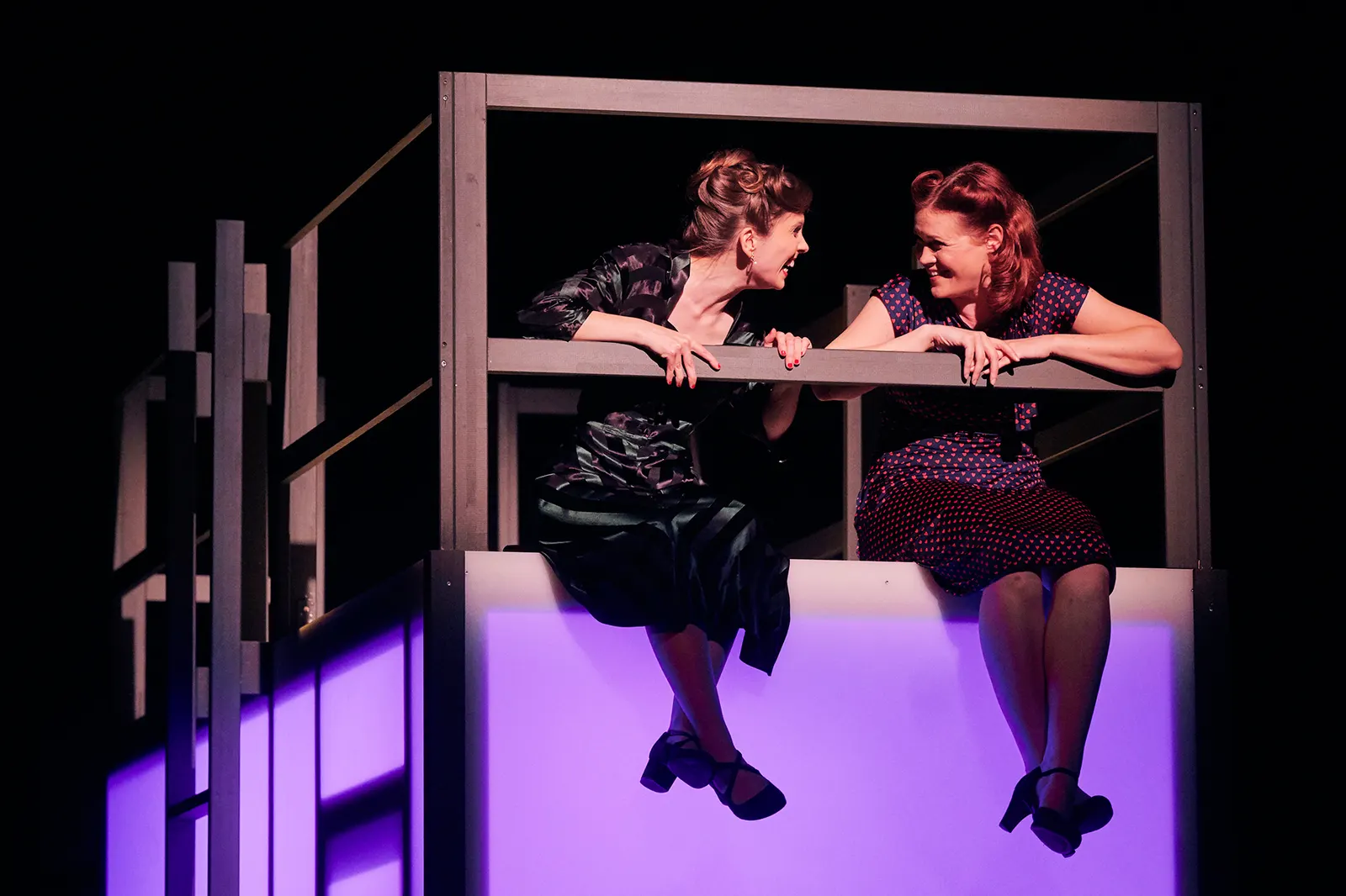 FRÜHSTÜCK BEI TIFFANY von Truman Capote Für die Bühne bearbeitet von Richard Greenberg Spielzeit 2021/2022 / Premiere: 10.6.2022 Josepha Grünberg, Sorina Kiefer Foto: Martin Sigmun…