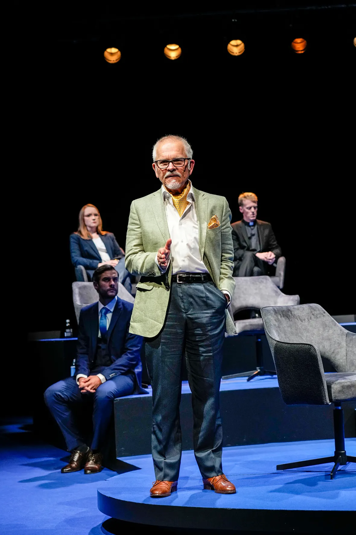 GOTT Theaterstück von Ferdinand von Schirach Spielzeit 2021/2022 / Premiere: 29.10.2021 Anja Barth(oben), Thomas Halle(unten), Klaus Cofalka-Adami, Marius Hubel Foto: Tobias Metz