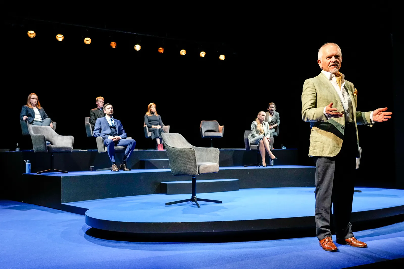 GOTT Theaterstück von Ferdinand von Schirach Spielzeit 2021/2022 / Premiere: 29.10.2021 Anja Barth, Marius Hubel, Thomas Halle, Maja Müller, Stefanie Klimkait, Rose Kneissler, Klau…