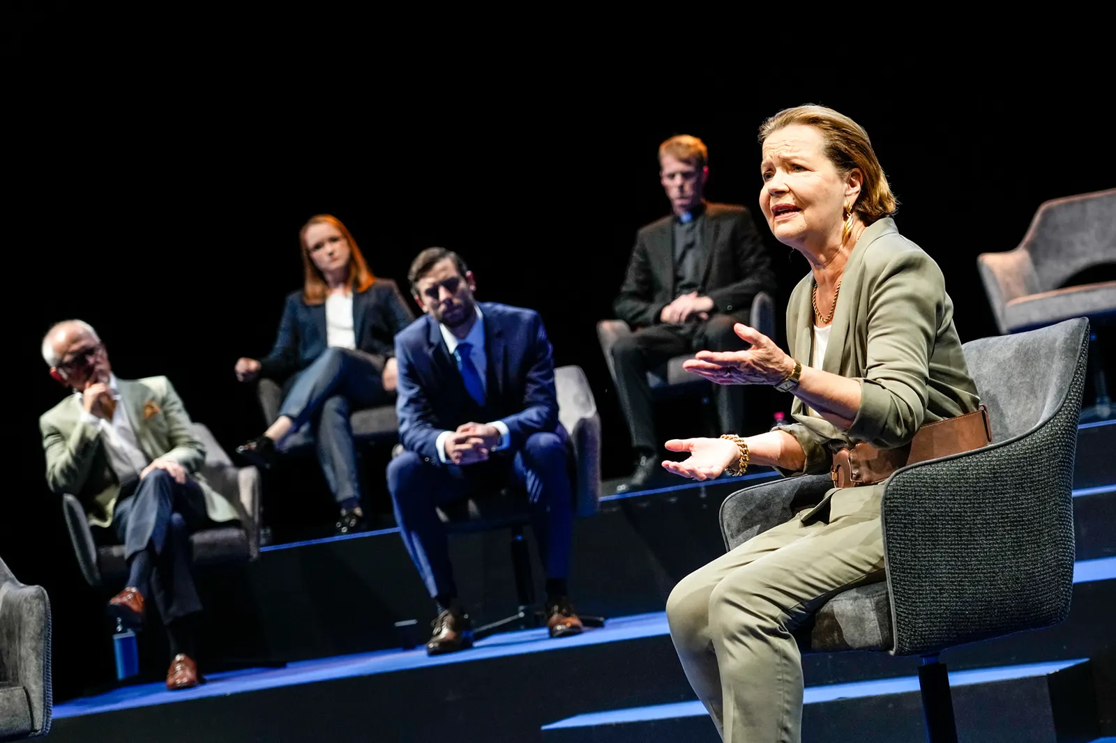 GOTT Theaterstück von Ferdinand von Schirach Spielzeit 2021/2022 / Premiere: 29.10.2021 Klaus Cofalka-Adami, Anja Barth, Thomas Halle, Marius Hubel, Rose Kneissler Foto: Tobias Met…