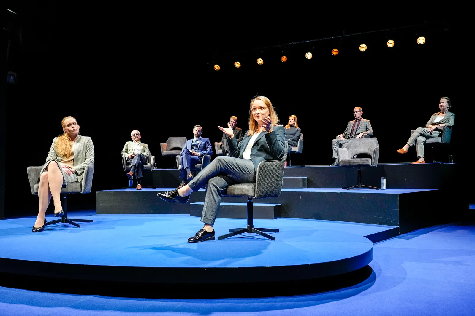 GOTT Theaterstück von Ferdinand von Schirach Spielzeit 2021/2022 / Premiere: 29.10.2021 Stefanie Klimkait, Klaus Cofalka-Adami, Thomas Halle, Marius Hubel, Anja Barth, Maja Müller,…