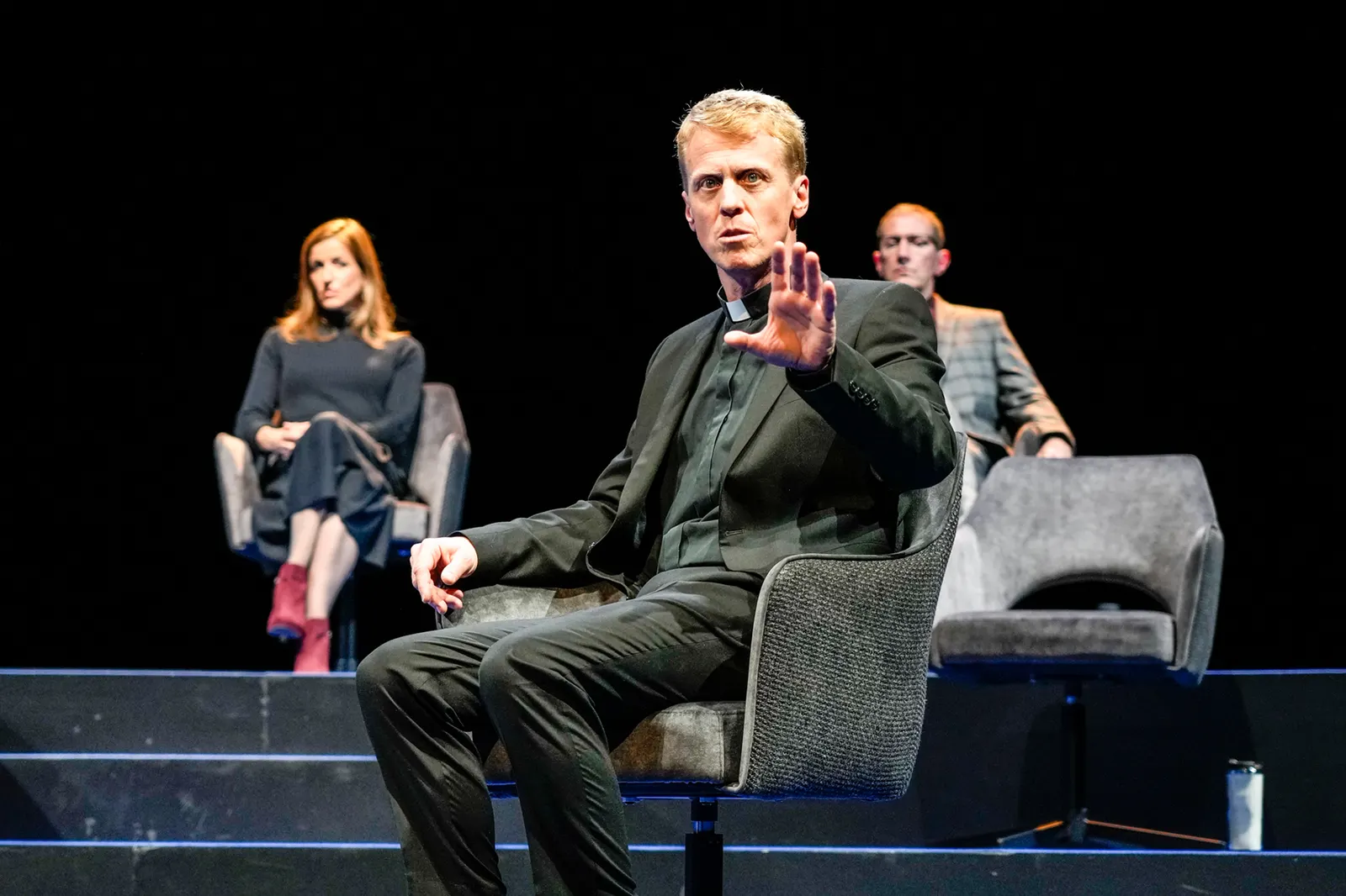 GOTT Theaterstück von Ferdinand von Schirach Spielzeit 2021/2022 / Premiere: 29.10.2021 Maja Müller, Marius Hubel, Armin Jung Foto: Tobias Metz
