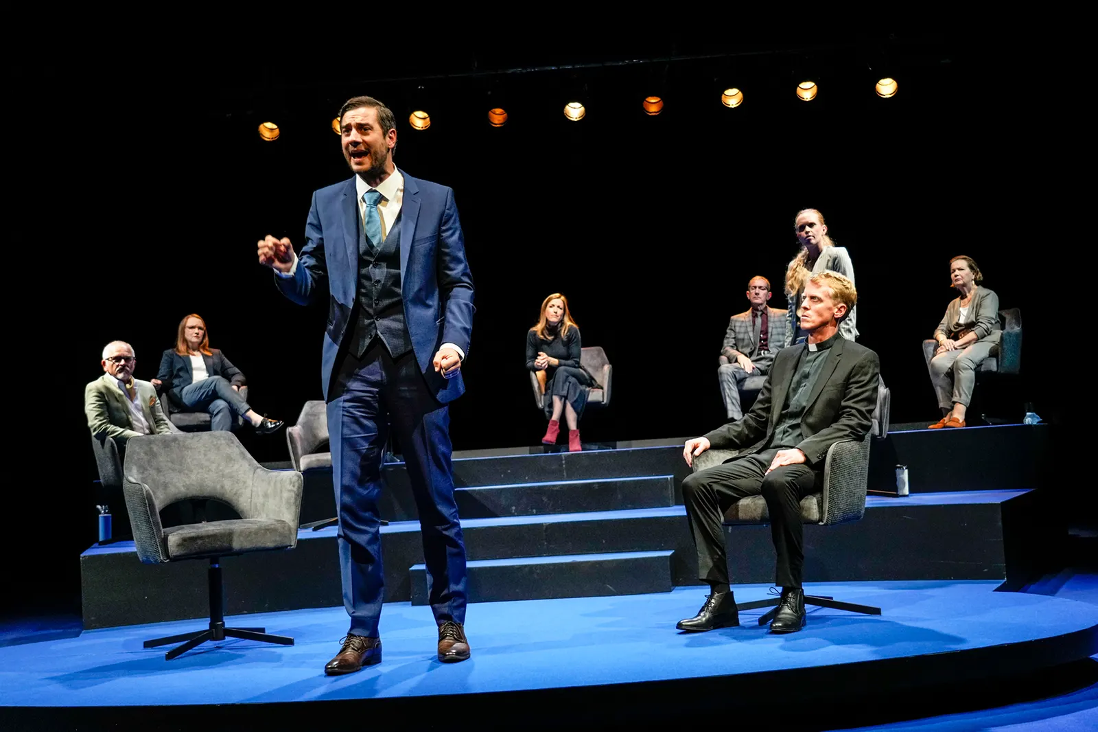 GOTT Theaterstück von Ferdinand von Schirach Spielzeit 2021/2022 / Premiere: 29.10.2021 Klaus Cofalka-Adami, Anja Barth, Thomas Halle, Maja Müller, Armin Jung, Stefanie Klimkait, M…