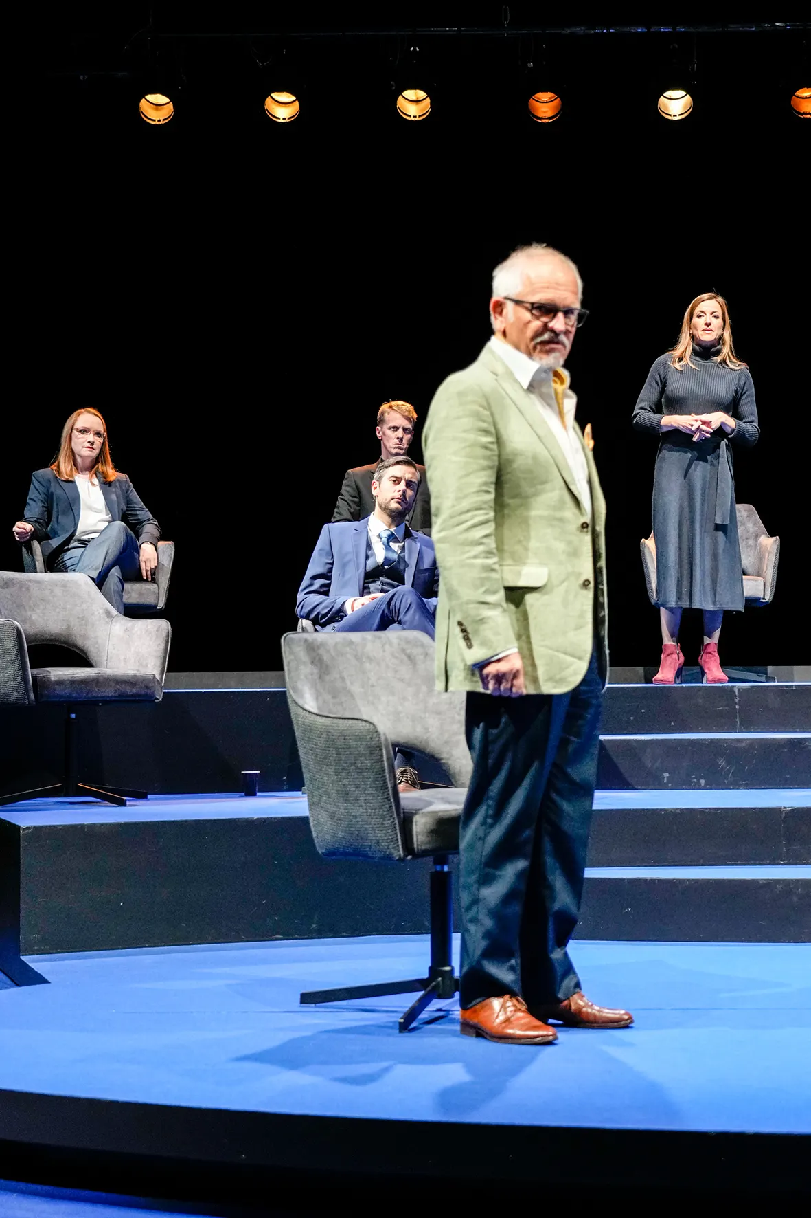 GOTT Theaterstück von Ferdinand von Schirach Spielzeit 2021/2022 / Premiere: 29.10.2021 Anja Barth, Marius Hubel(oben), Thomas Halle(unten), Klaus Cofalka-Adami, Maja Müller Foto: …