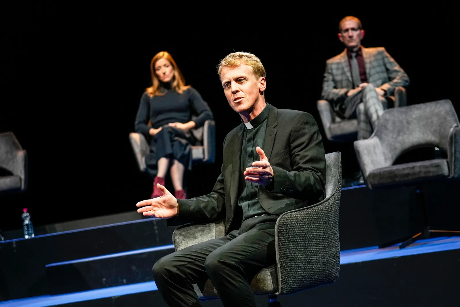 GOTT Theaterstück von Ferdinand von Schirach Spielzeit 2021/2022 / Premiere: 29.10.2021 Maja Müller, Marius Hubel, Armin Jung Foto: Tobias Metz