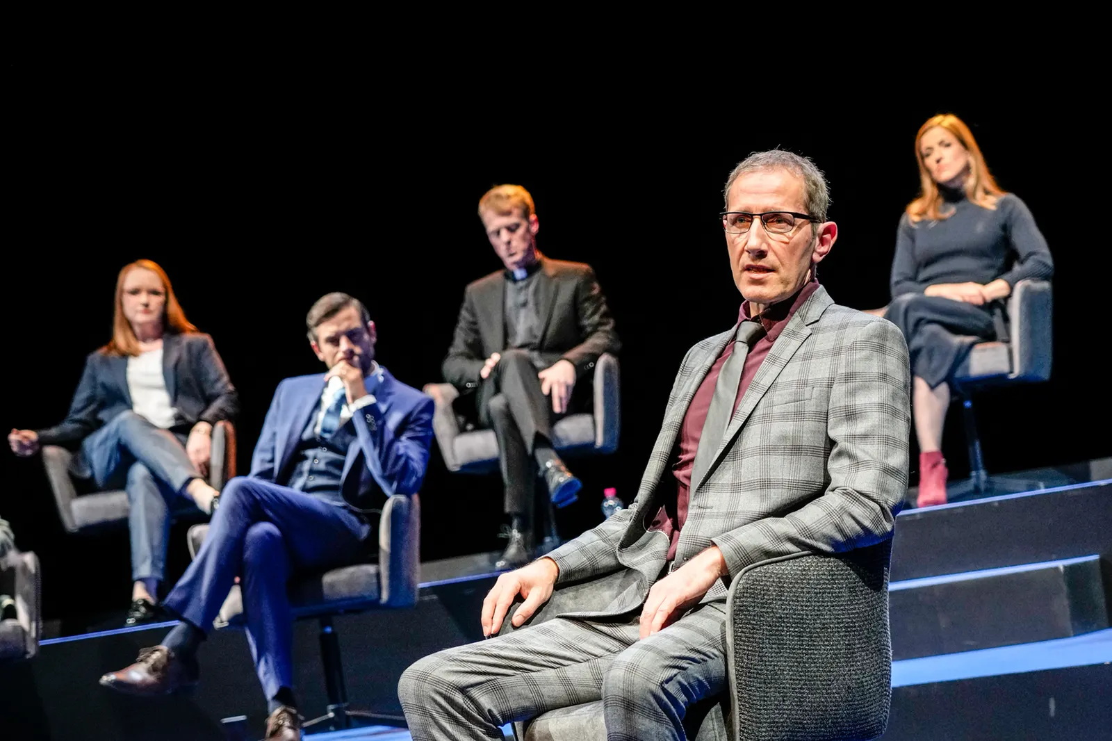GOTT Theaterstück von Ferdinand von Schirach Spielzeit 2021/2022 / Premiere: 29.10.2021 Anja Barth, Thomas Halle, Marius Hubel, Armin Jung, Maja Müller Foto: Tobias Metz