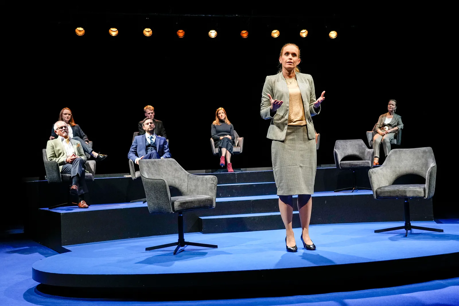 GOTT Theaterstück von Ferdinand von Schirach Spielzeit 2021/2022 / Premiere: 29.10.2021 Klaus Cofalka-Adami, Anja Barth, Thomas Halle, Marius Hubel, Maja Müller, Stefanie Klimkait,…