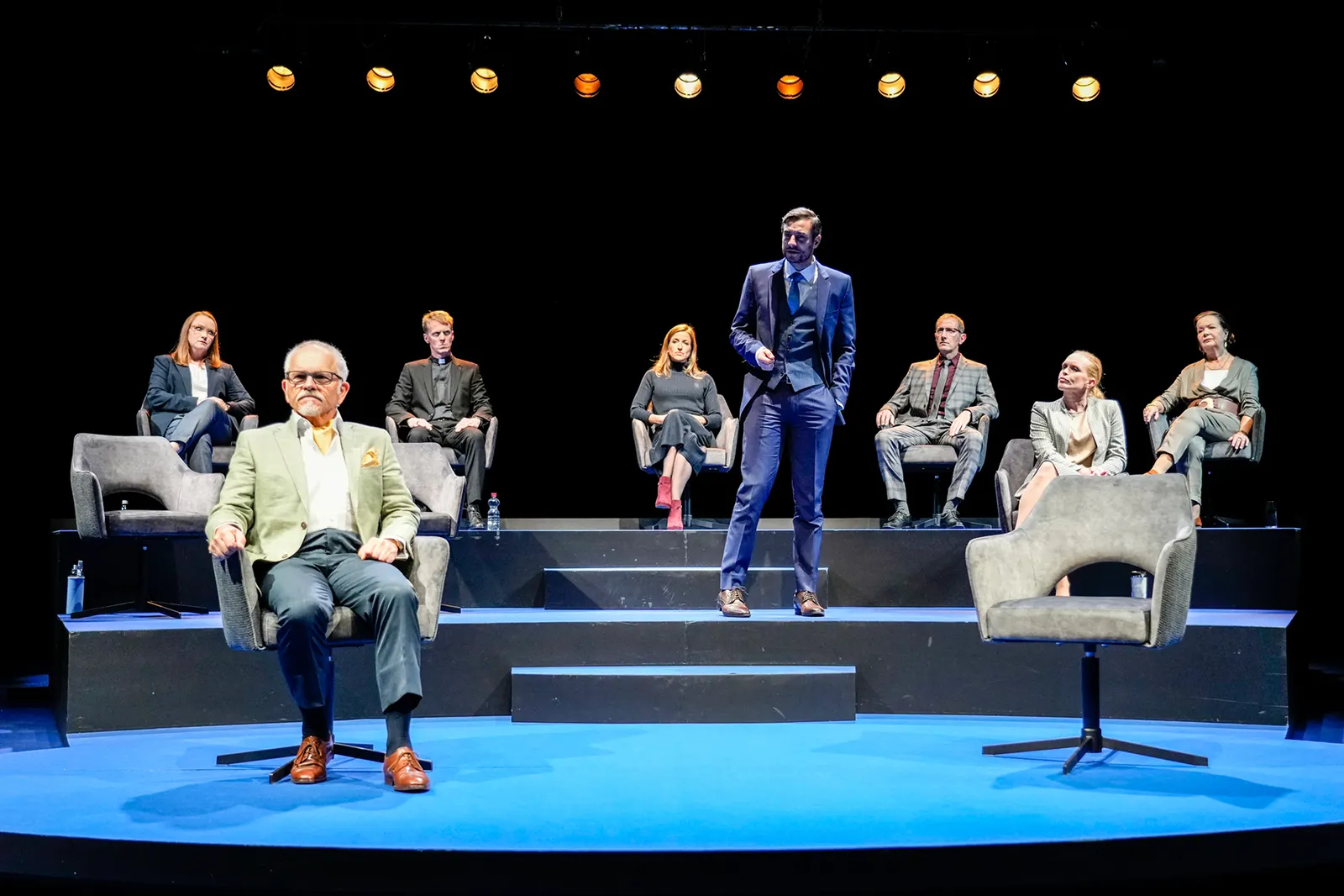 GOTT Theaterstück von Ferdinand von Schirach Spielzeit 2021/2022 / Premiere: 29.10.2021 Anja Barth, Klaus Cofalka-Adami, Marius Hubel, Maja Müller, Thomas Halle, Armin Jung, Stefan…