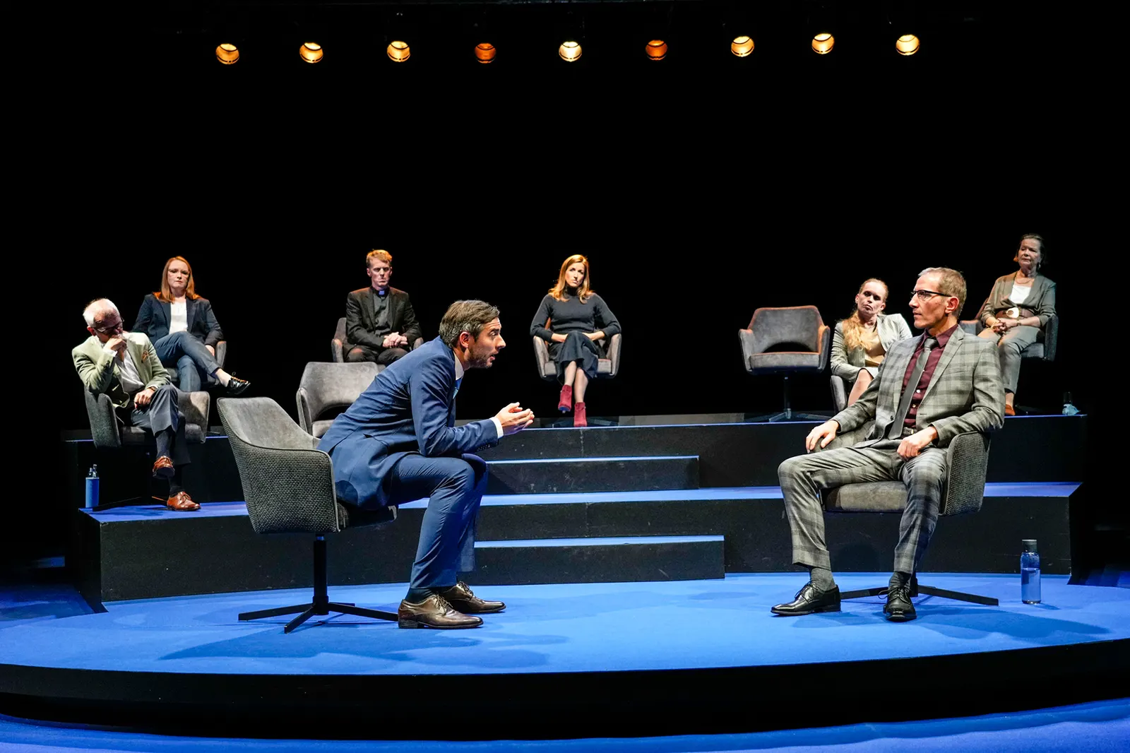 GOTT Theaterstück von Ferdinand von Schirach Spielzeit 2021/2022 / Premiere: 29.10.2021 Klaus Cofalka-Adami, Anja Barth, Marius Hubel, Thomas Halle, Maja Müller, Stefanie Klimkait,…