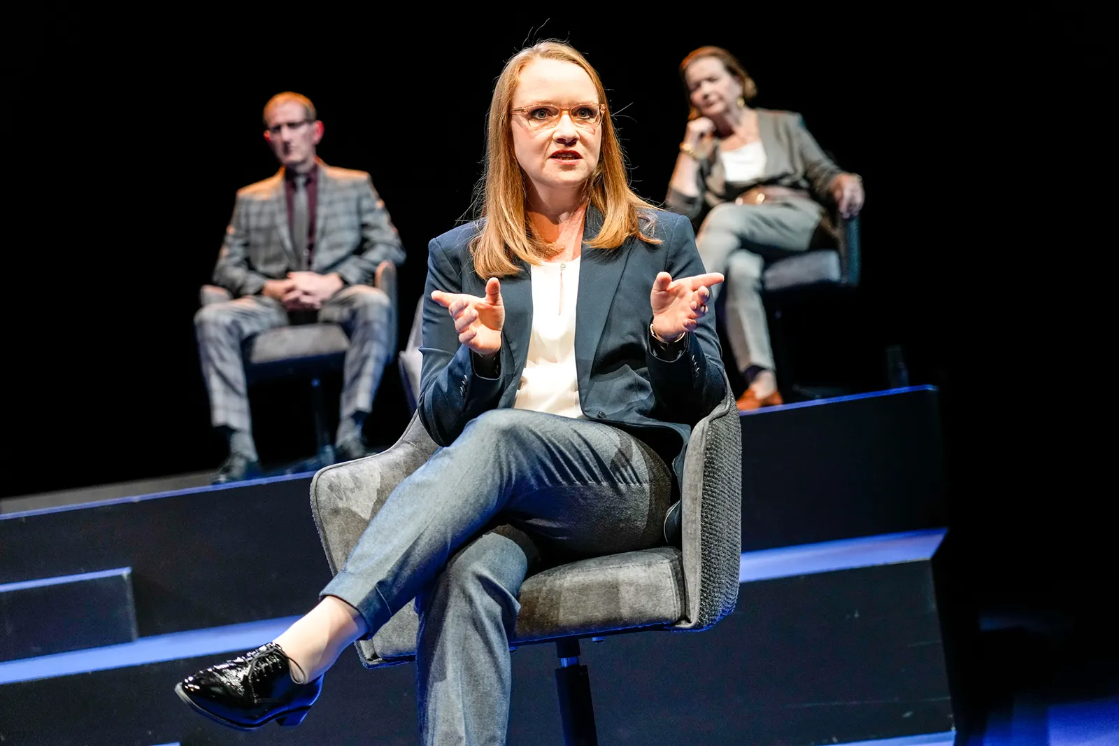 GOTT Theaterstück von Ferdinand von Schirach Spielzeit 2021/2022 / Premiere: 29.10.2021 Armin Jung, Anja Barth, Rose Kneissler Foto: Tobias Metz