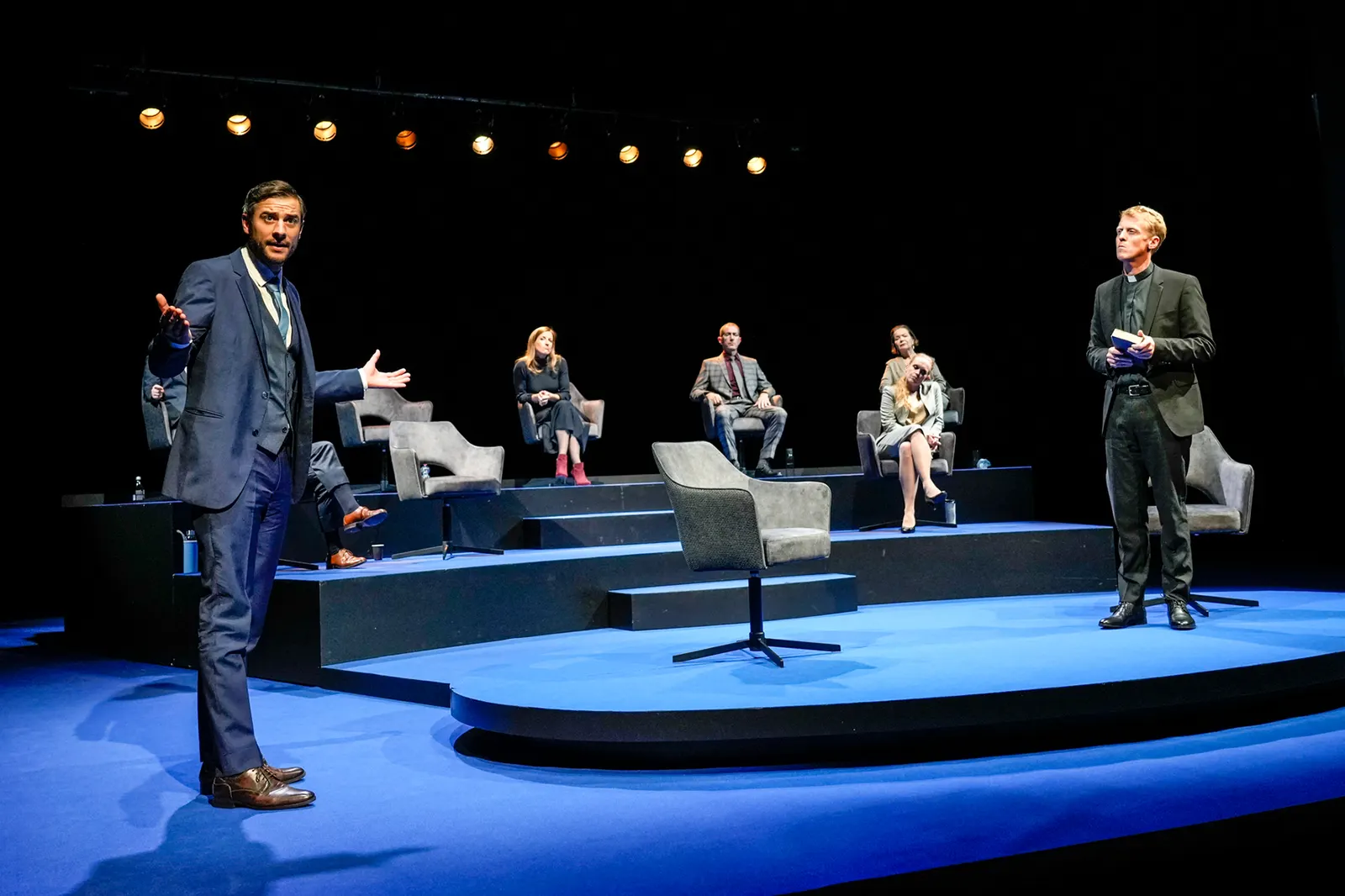 GOTT Theaterstück von Ferdinand von Schirach Spielzeit 2021/2022 / Premiere: 29.10.2021 Thomas Halle, Maja Müller, Armin Jung, Rose Kneissler, Stefanie Klimkait, Marius Hubel Foto:…