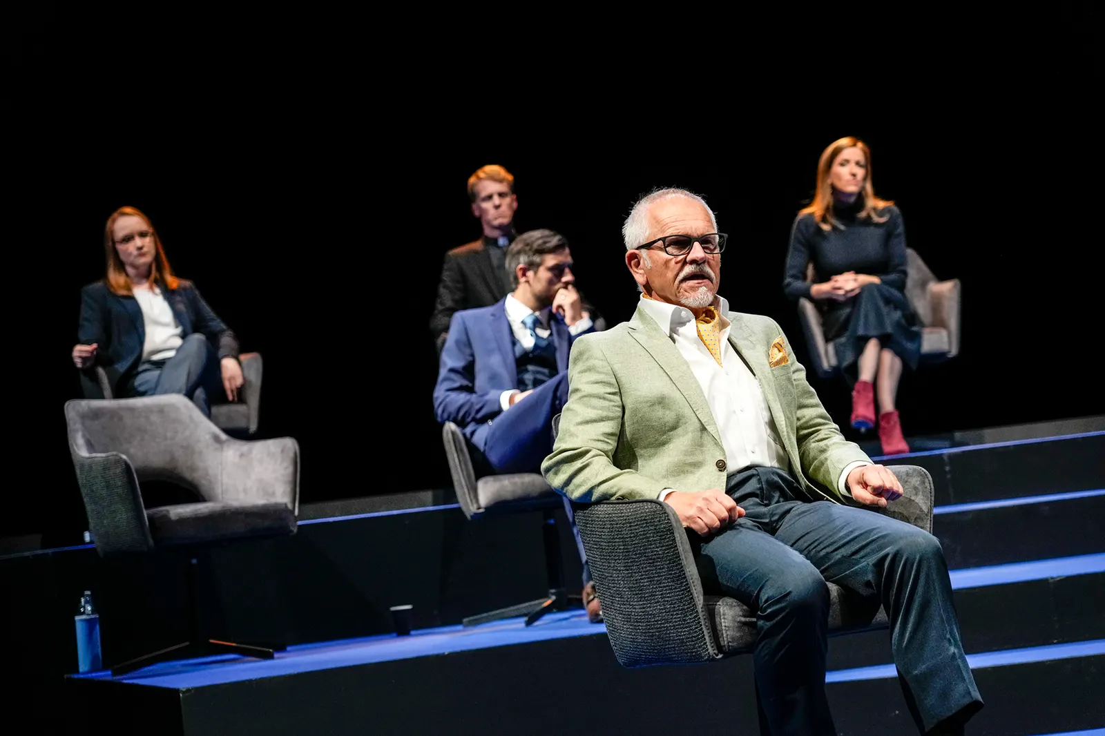 GOTT Theaterstück von Ferdinand von Schirach Spielzeit 2021/2022 / Premiere: 29.10.2021 Anja Barth, Marius Hubel, Thomas Halle, Klaus Cofalka-Adami, Maja Müller Foto: Tobias Metz