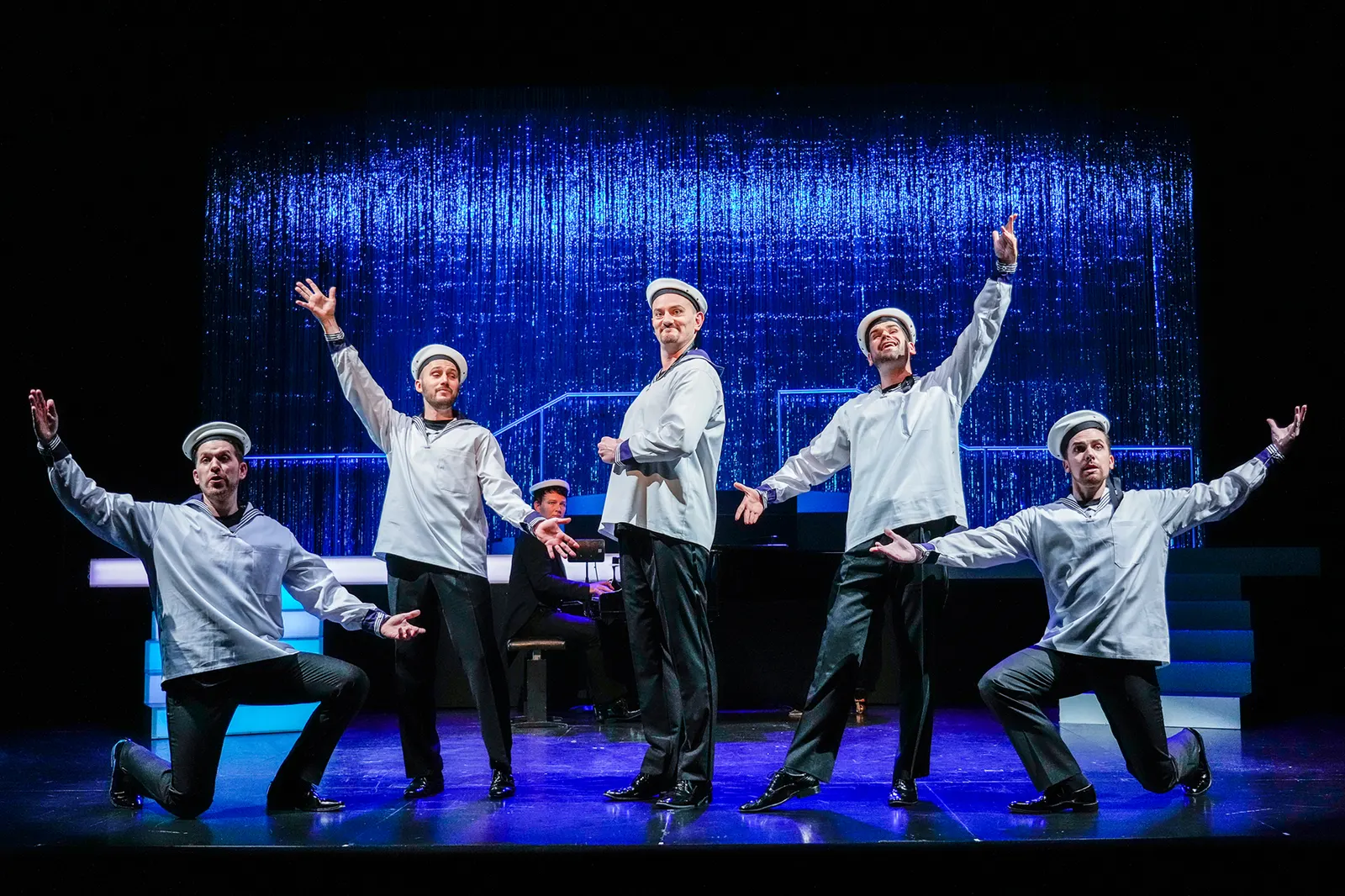 HALLELUJA! Ein inszeniertes Konzert mit den Stuttgarter Comedian Harmonists Spielzeit 2021/2022 / Premiere: 10.12.2021 Michael Rapke, Tobias Rusnak, Florian Fries (hinten), Tobias …