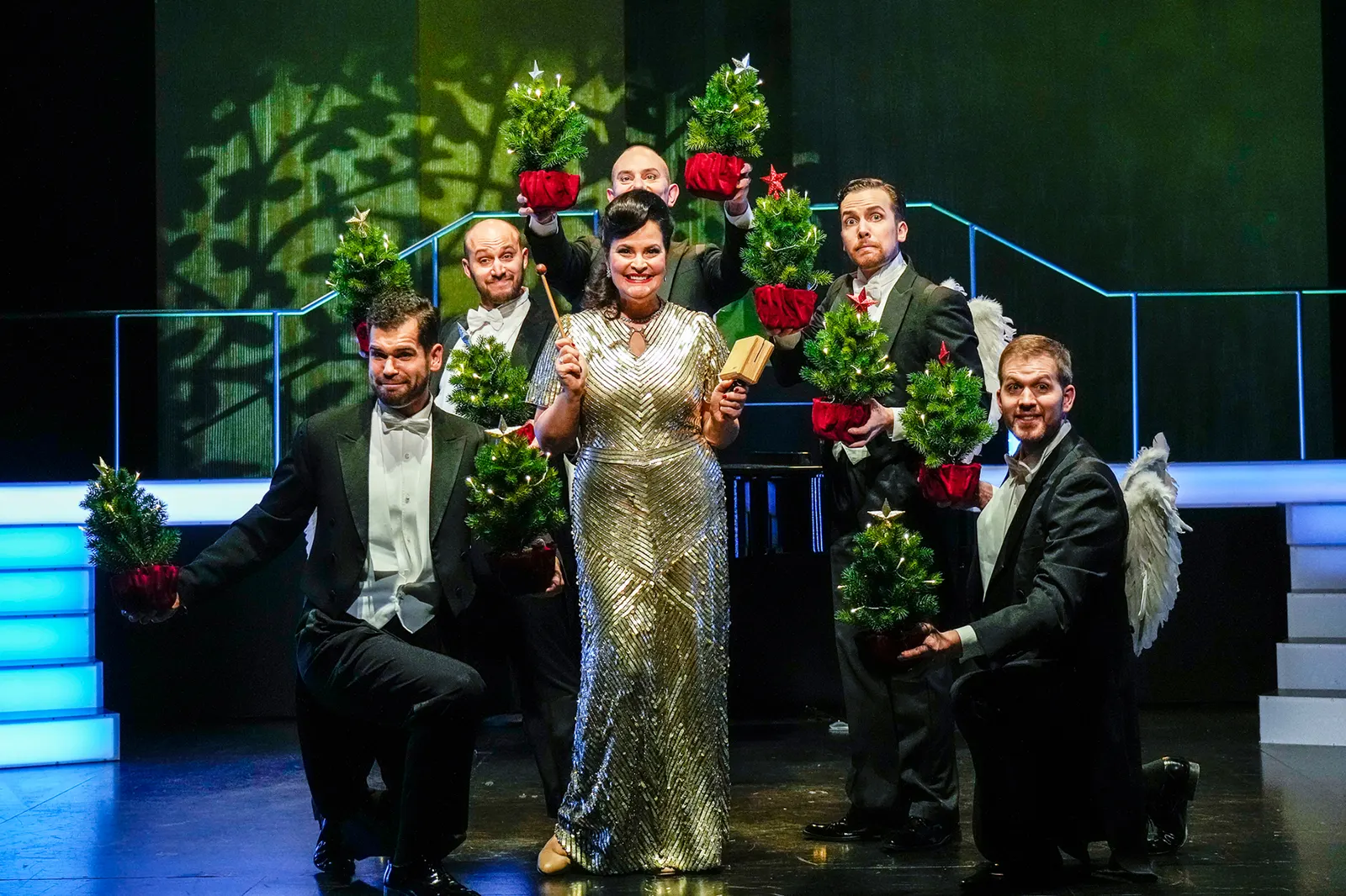 HALLELUJA! Ein inszeniertes Konzert mit den Stuttgarter Comedian Harmonists Spielzeit 2021/2022 / Premiere: 10.12.2021 Loïc Damien Schlentz, Tobias Rusnak, Tobias Hagge (hinten), A…