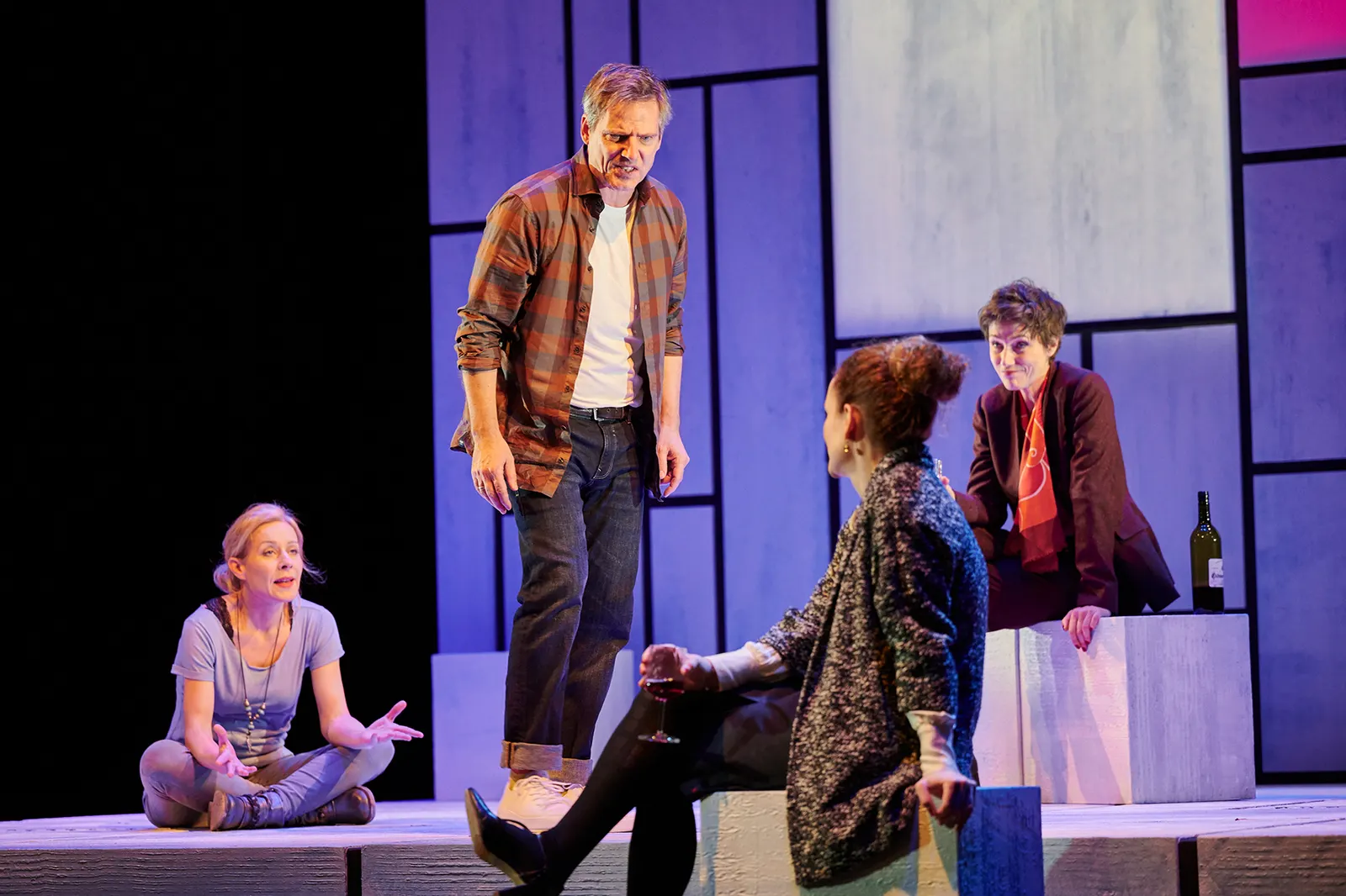 NUR DREI WORTE Schauspiel von Joanna Murray-Smith Spielzeit 2021/2022 / Premiere: 04.02.2022 Natalie O’Hara, René Steinke, Lisa Wildmann, Julia Bremermann Foto: Martin Sigmund