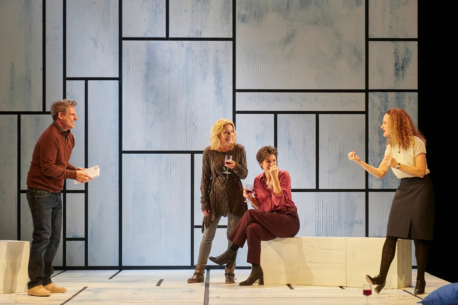NUR DREI WORTE Schauspiel von Joanna Murray-Smith Spielzeit 2021/2022 / Premiere: 04.02.2022 René Steinke, Natalie O’Hara, Julia Bremermann, Lisa Wildmann Foto: Martin Sigmund