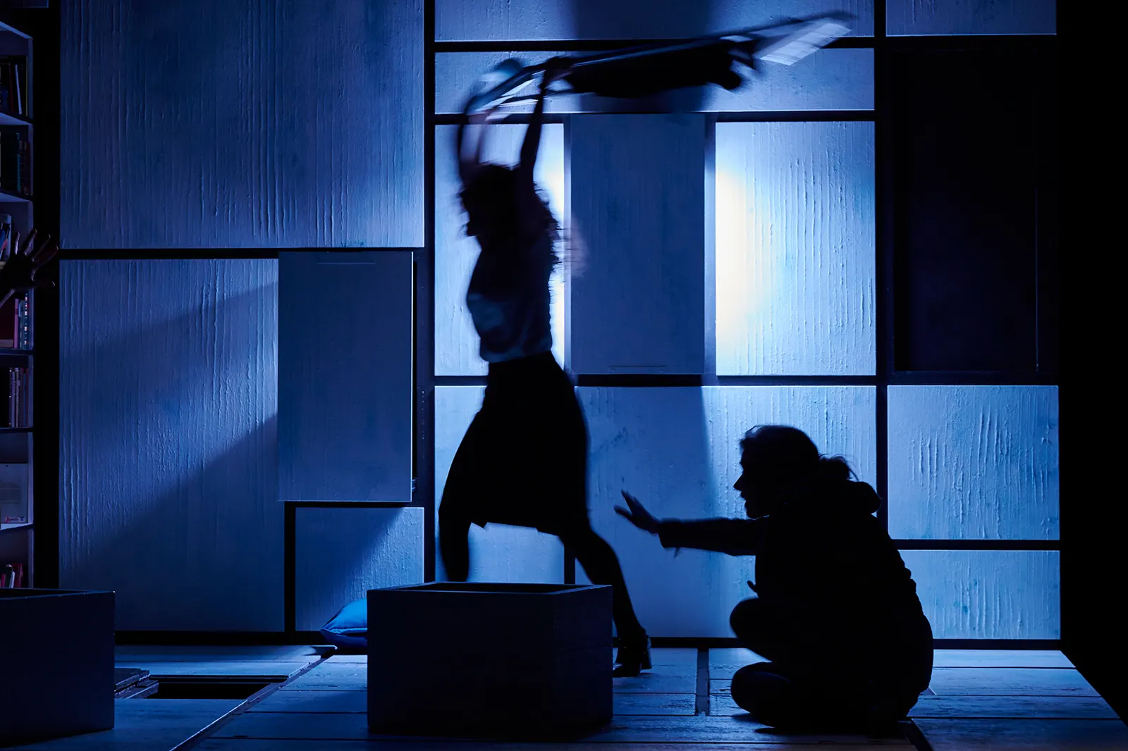 NUR DREI WORTE Schauspiel von Joanna Murray-Smith Spielzeit 2021/2022 / Premiere: 04.02.2022 Lisa Wildmann, Natalie O’Hara Foto: Martin Sigmund