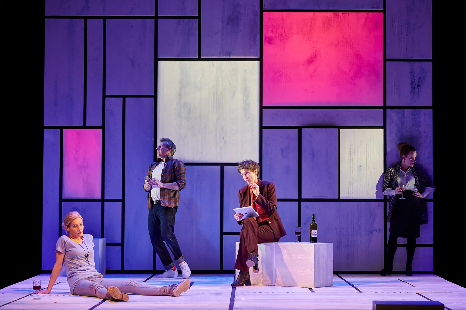 NUR DREI WORTE Schauspiel von Joanna Murray-Smith Spielzeit 2021/2022 / Premiere: 04.02.2022 Natalie O’Hara, René Steinke, Julia Bremermann, Lisa Wildmann Foto: Martin Sigmund