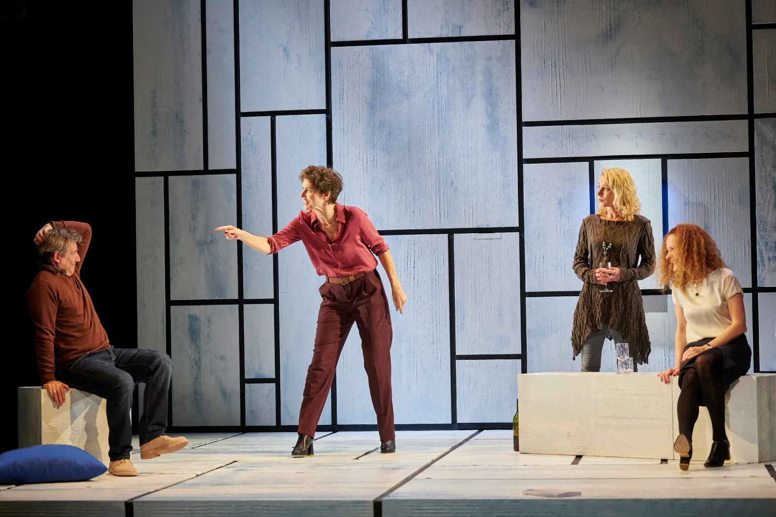 NUR DREI WORTE Schauspiel von Joanna Murray-Smith Spielzeit 2021/2022 / Premiere: 04.02.2022 René Steinke, Julia Bremermann, Natalie O’Hara, Lisa Wildmann Foto: Martin Sigmund