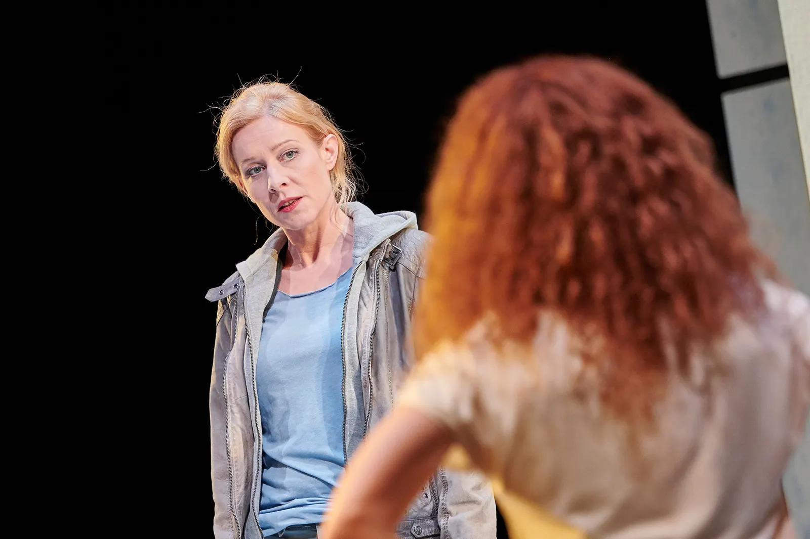 NUR DREI WORTE Schauspiel von Joanna Murray-Smith Spielzeit 2021/2022 / Premiere: 04.02.2022 Natalie O’Hara, Lisa Wildmann Foto: Martin Sigmund