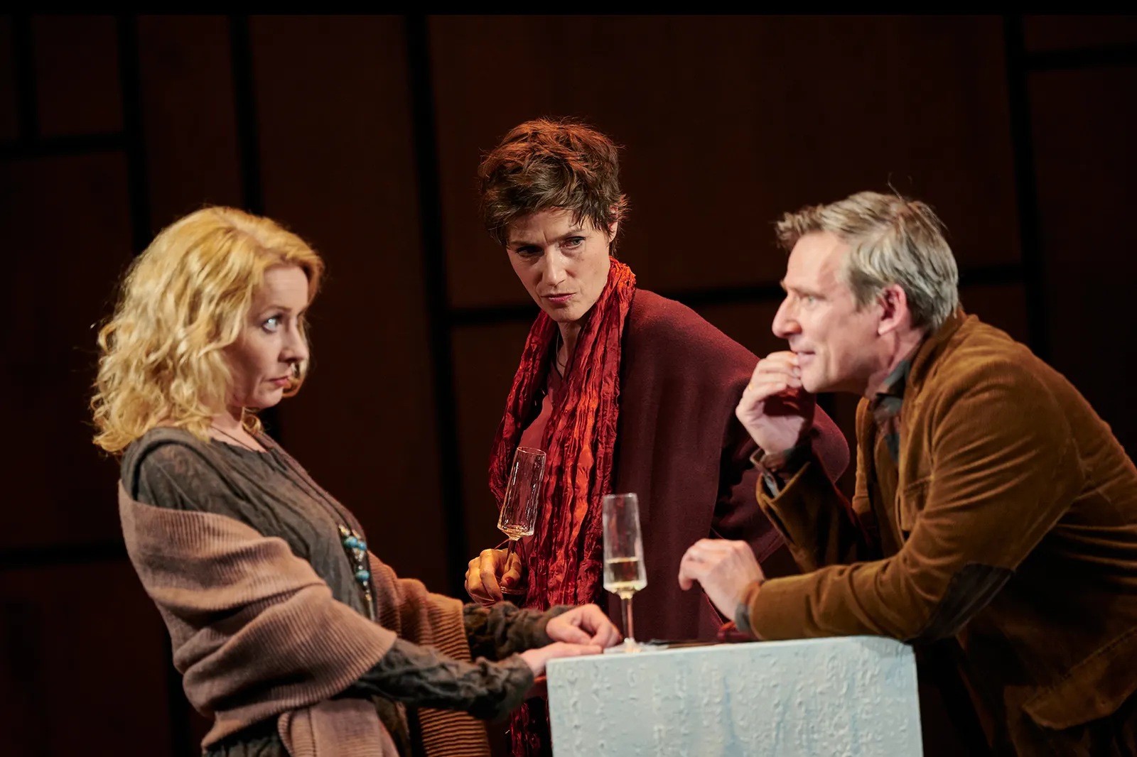 NUR DREI WORTE Schauspiel von Joanna Murray-Smith Spielzeit 2021/2022 / Premiere: 04.02.2022 Natalie O’Hara, Julia Bremermann, René Steinke Foto: Martin Sigmund
