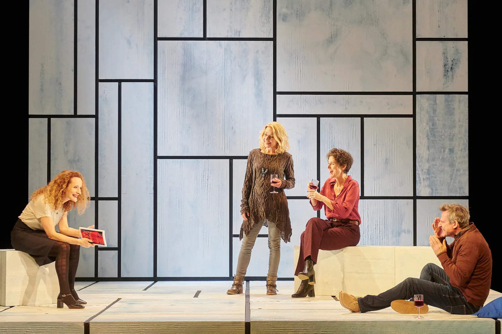 NUR DREI WORTE Schauspiel von Joanna Murray-Smith Spielzeit 2021/2022 / Premiere: 04.02.2022 Lisa Wildmann, Natalie O’Hara, Julia Bremermann, René Steinke Foto: Martin Sigmund