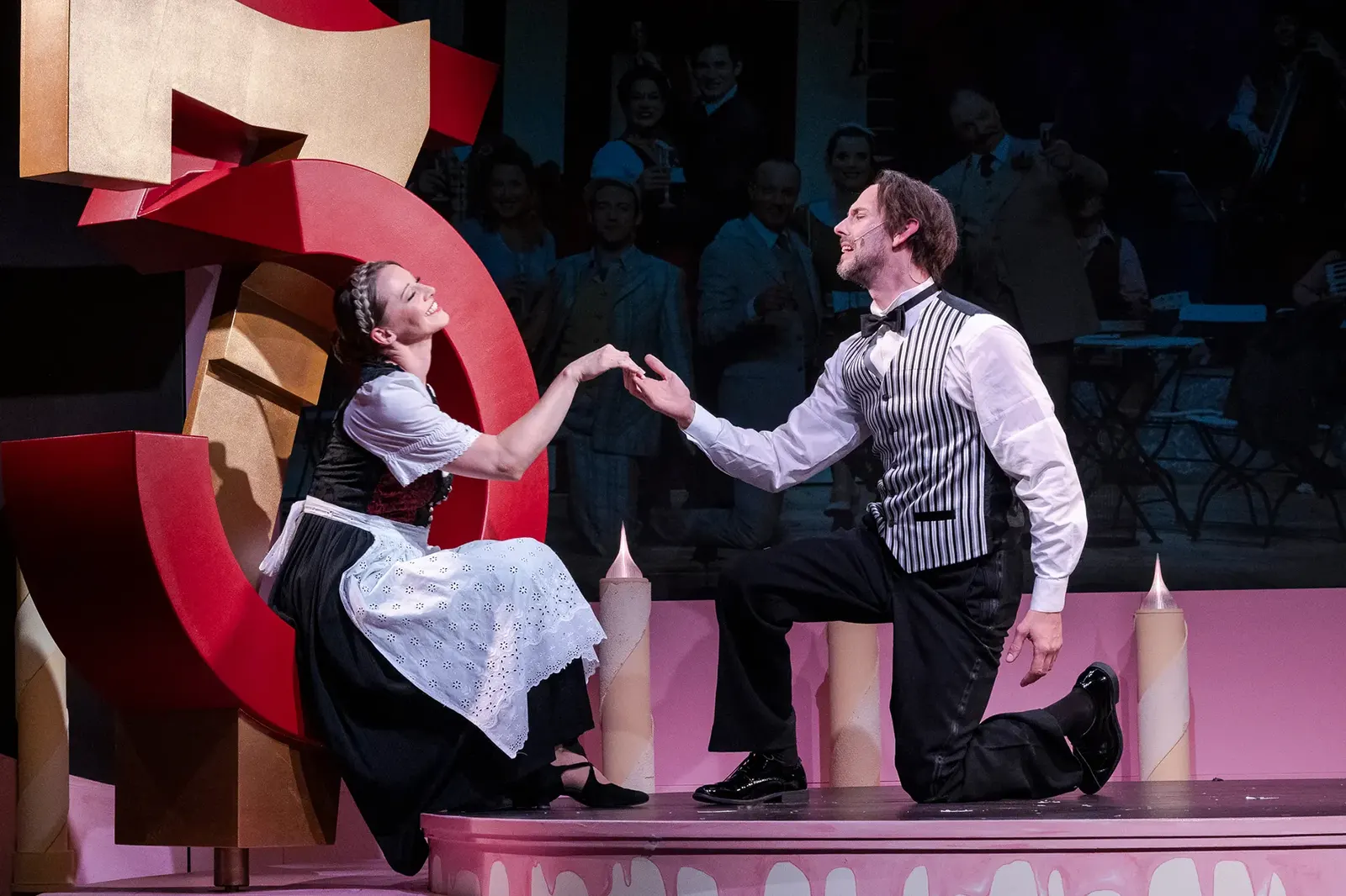 DER 75. GEBURTSTAG Eine Theaterrevue für unsere Komödie im Marquardt von Christine Gann und Jörg Pauly / Uraufführung Spielzeit 2026/2027 / Premiere: 25.9.2026 Bianca Spiegel, Gide…