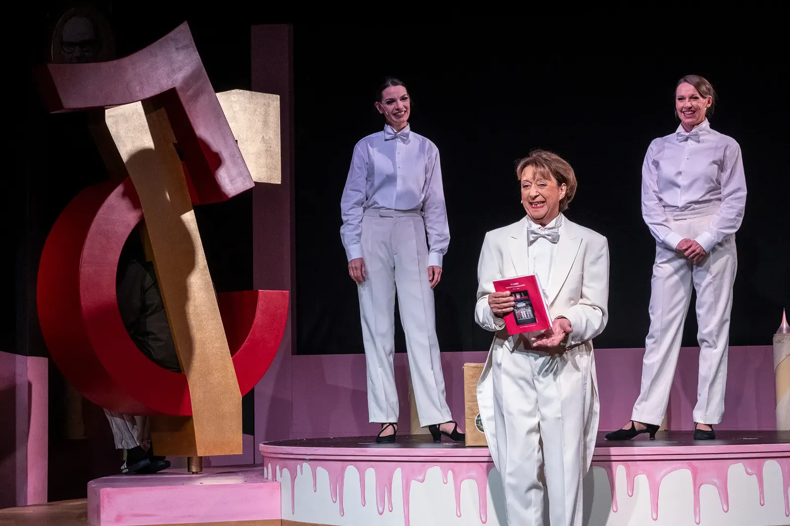 DER 75. GEBURTSTAG Eine Theaterrevue für unsere Komödie im Marquardt von Christine Gann und Jörg Pauly / Uraufführung Spielzeit 2026/2027 / Premiere: 25.9.2026 Bernadette Hug, Moni…