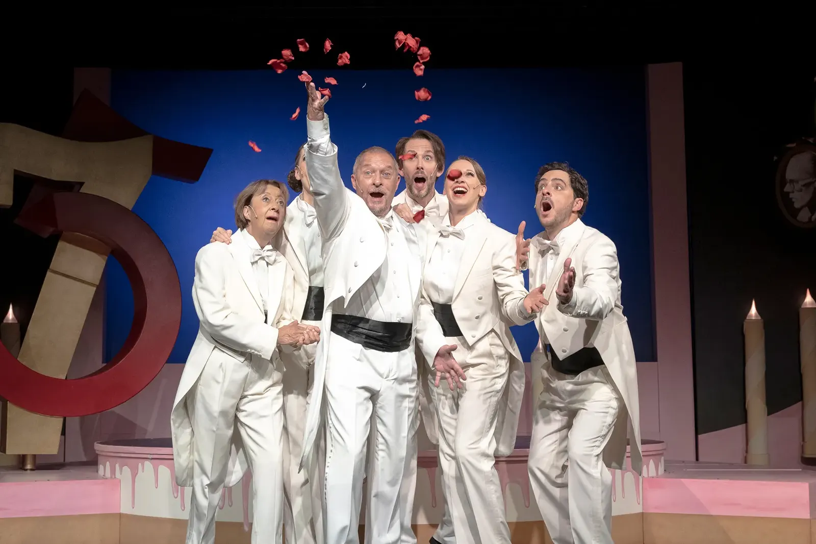 DER 75. GEBURTSTAG Eine Theaterrevue für unsere Komödie im Marquardt von Christine Gann und Jörg Pauly / Uraufführung Spielzeit 2026/2027 / Premiere: 25.9.2026 Monika Hirschle, Ber…